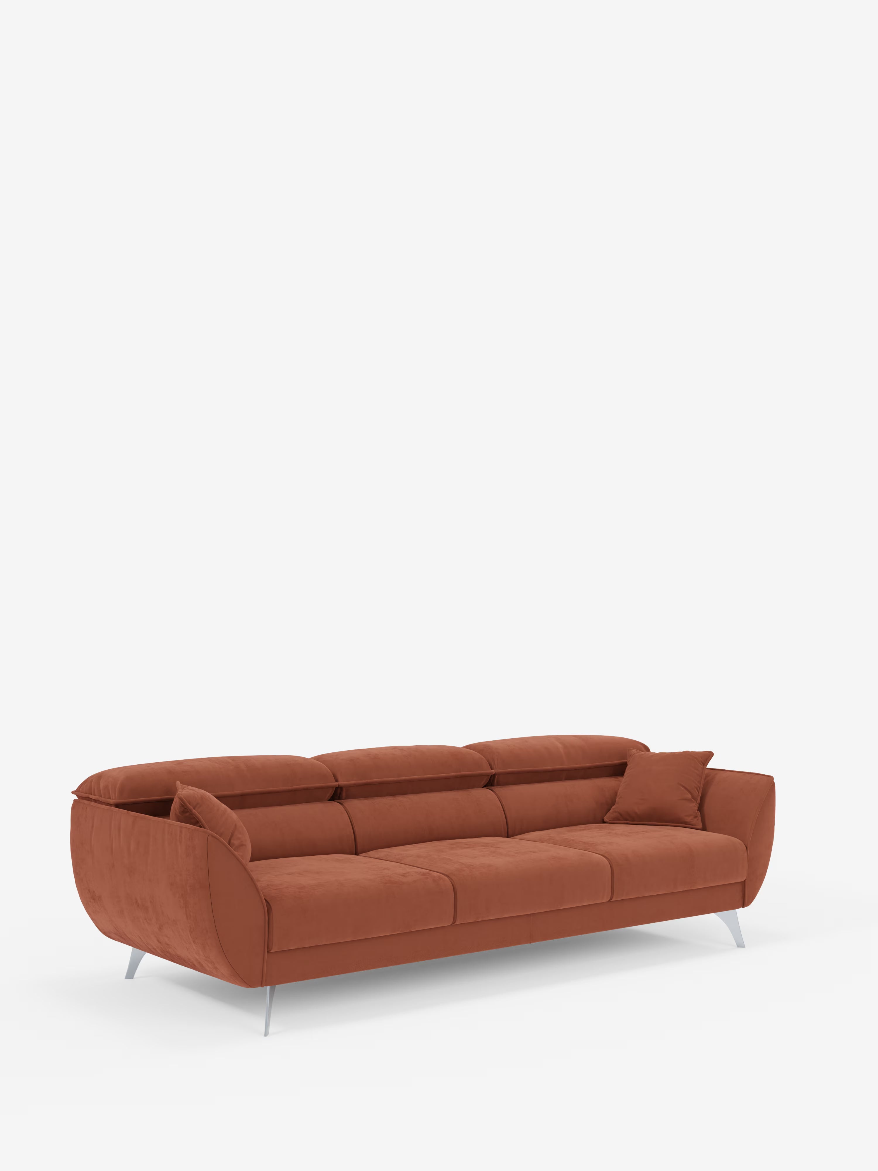 Il divano Michelangelo 4 Posti di Divani.Store è un divano moderno color ruggine, realizzato in elegante tessuto di velluto T30 resistente alle macchie. È dotato di tre sedute estensibili, poggiatesta regolabili, sottili gambe in metallo e viene fornito con un cuscino decorativo abbinato posizionato sul lato destro, il tutto su uno sfondo bianco a tinta unita.