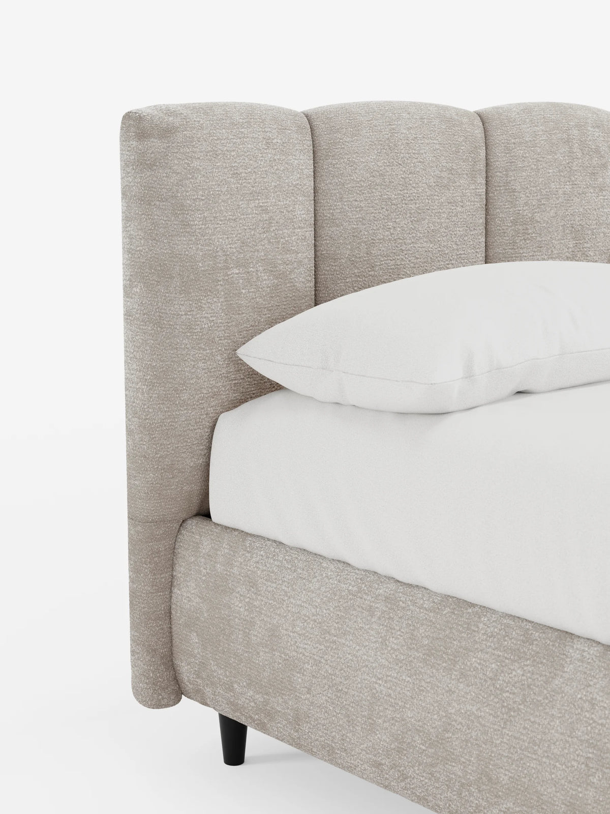 Il letto imbottito ARKAM con contenitore e testiera a cuciture verticali è un letto beige con una testiera alta e cuciture verticali, biancheria da letto bianca e piccole gambe cilindriche scure su sfondo bianco.