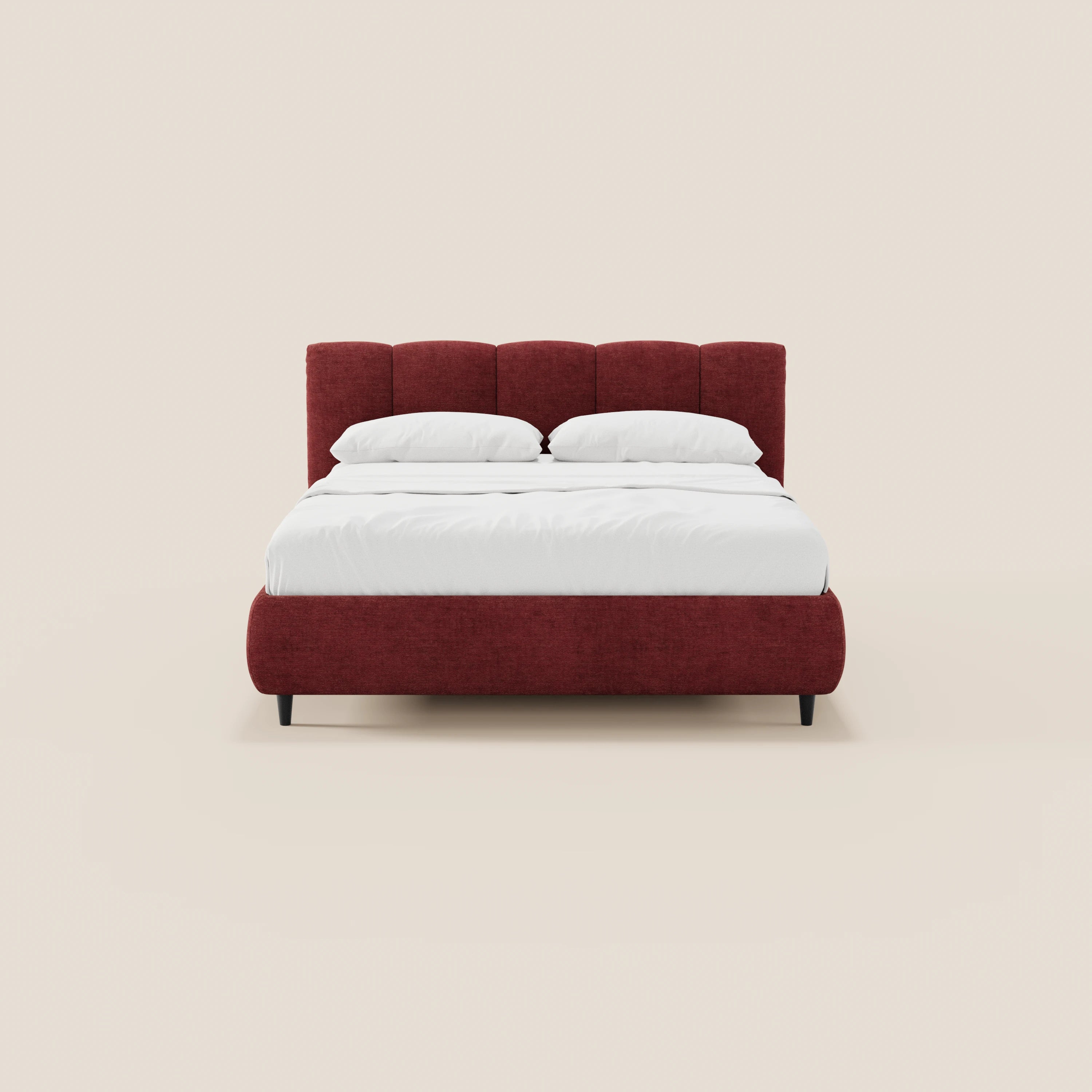 Il letto imbottito ARKAM di Letti.store, dotato di vano contenitore e testiera con lavorazione verticale in tessuto Oeko-Tex®, è presentato con una struttura moderna di colore rosso scuro, biancheria e cuscini bianchi, su uno sfondo beige chiaro.