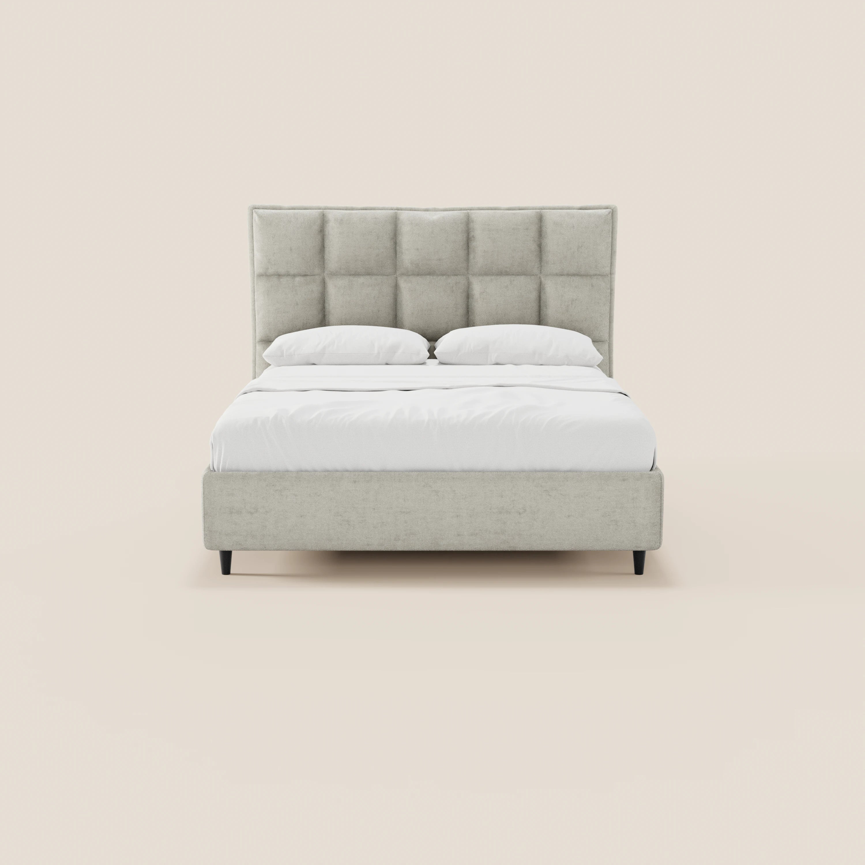 Il letto imbottito AURO di Letti.store presenta una testiera alta in ciniglia beige chiaro certificata Oeko-Tex® con lavorazione capitonné e una struttura coordinata, rifinito con cura con biancheria da letto bianca e messo in risalto su uno sfondo bianco sporco.