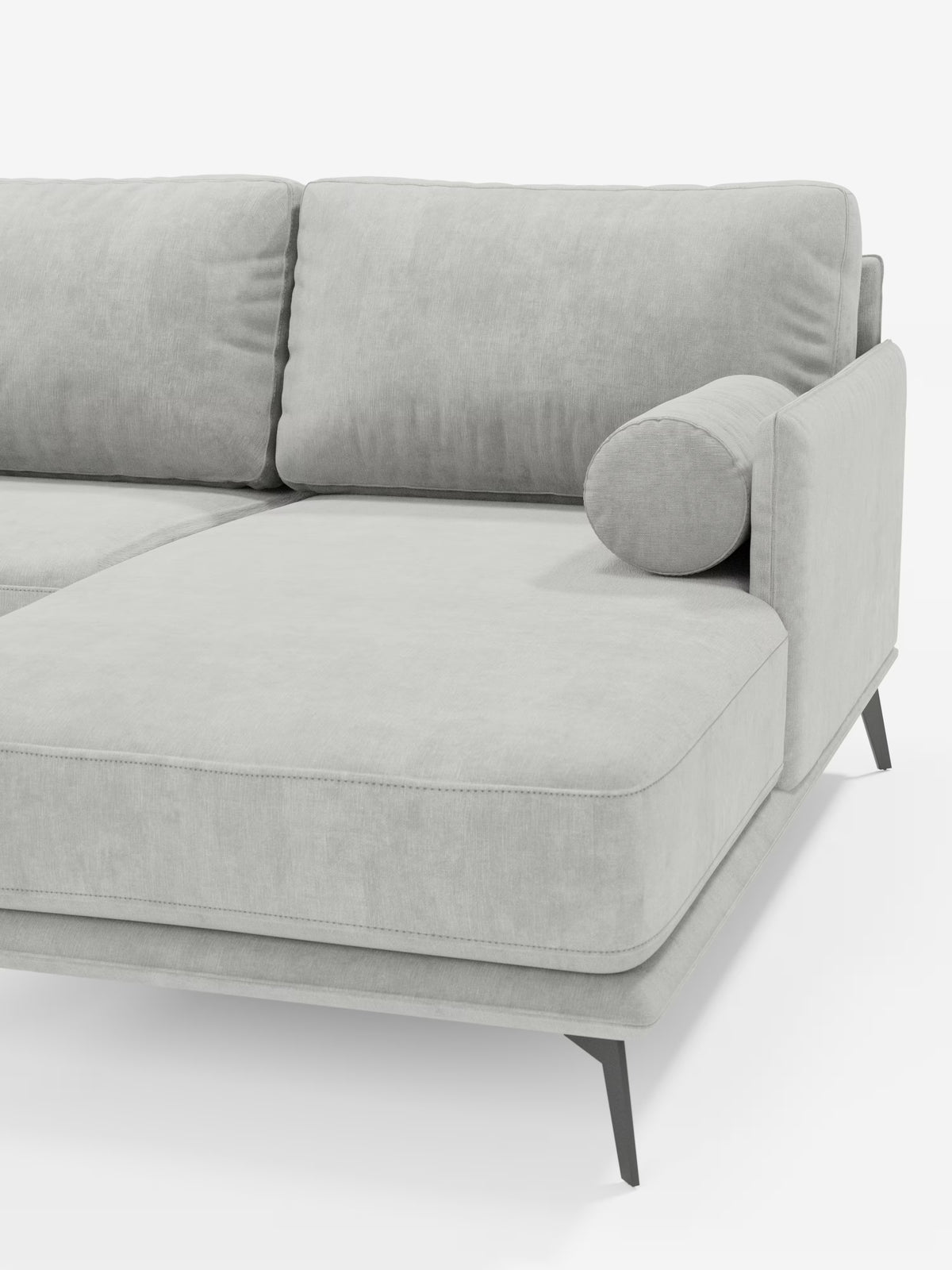 Il divano moderno angolare con penisola Basalto di Divani.Store è rivestito in tessuto T31 grigio chiaro antimacchia e dotato di morbidi cuscini in piuma, completati da un cuscino cilindrico sul bracciolo destro. L'elegante base in metallo e le linee minimaliste riflettono il sofisticato design italiano. Immagine su sfondo bianco.
