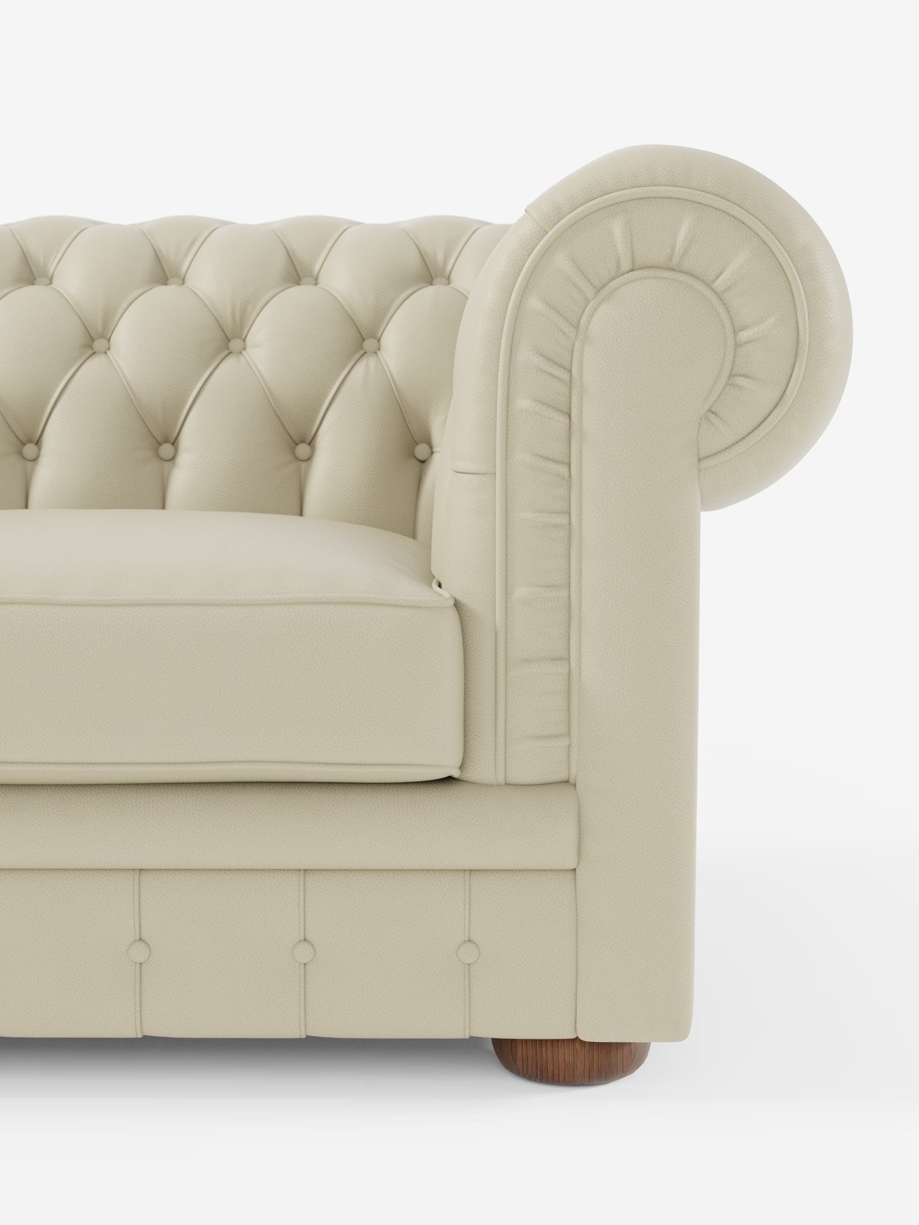 Un primo piano del lato destro del divano Chester – Divano Chesterfield in vera pelle spessorata a 2 e 3 posti di Divani.Store, caratterizzato da una finitura in pelle color crema con trapuntatura, braccioli arrotondati, bottoni a vista, cuscini morbidi e gambe rotonde in legno, su uno sfondo bianco a tinta unita.