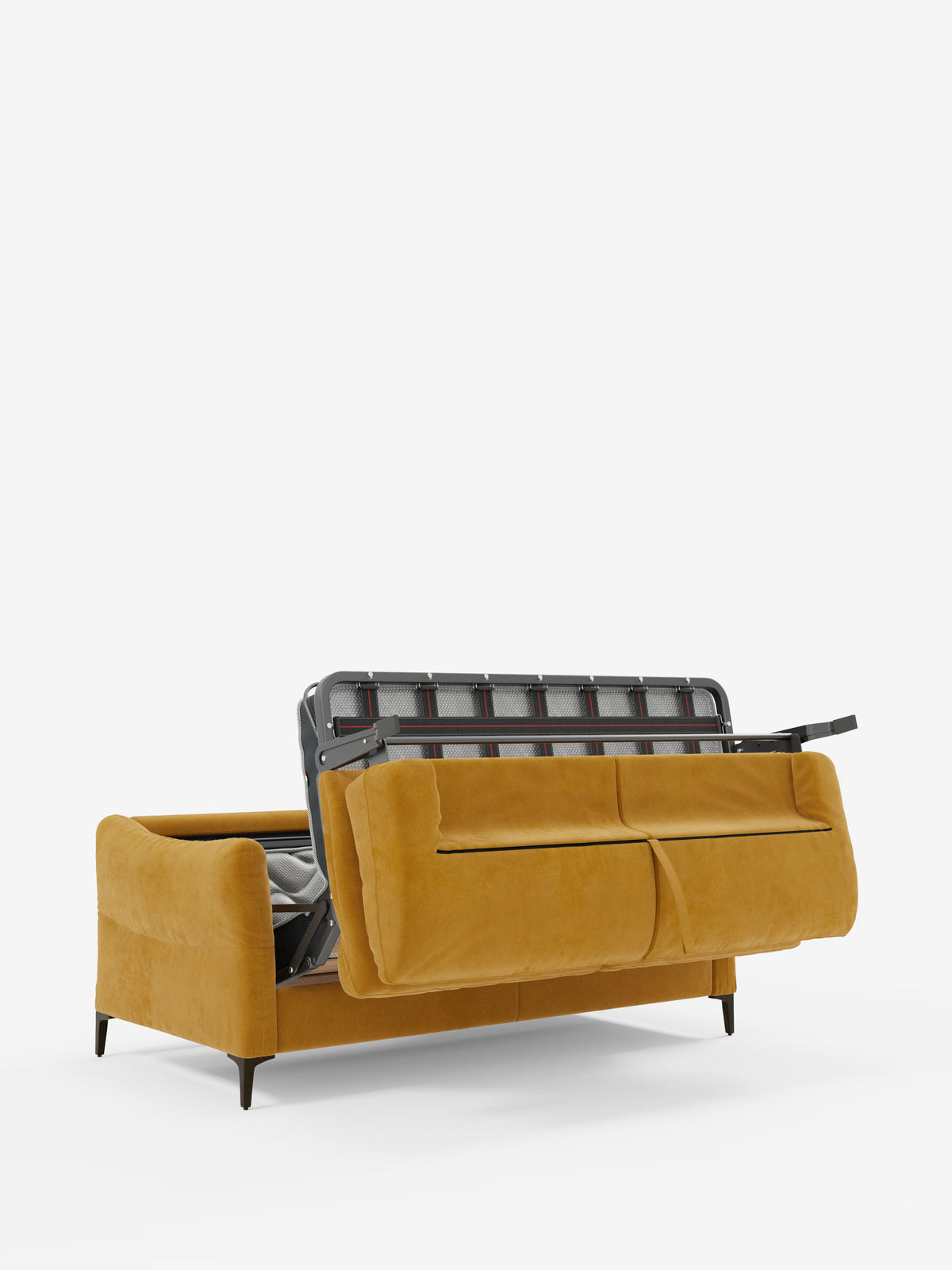 Un divano letto Dalia da 2, 3 e 4 posti color giallo senape di Divani.Il modello Store, caratterizzato da braccioli ricurvi e sottili gambe nere, è raffigurato parzialmente aperto per rivelare una struttura letto nascosta e un materasso H18 rivestito in moderno tessuto vellutino T30 antimacchia, a illustrarne la versatile funzione di divano letto su uno sfondo bianco a tinta unita.
