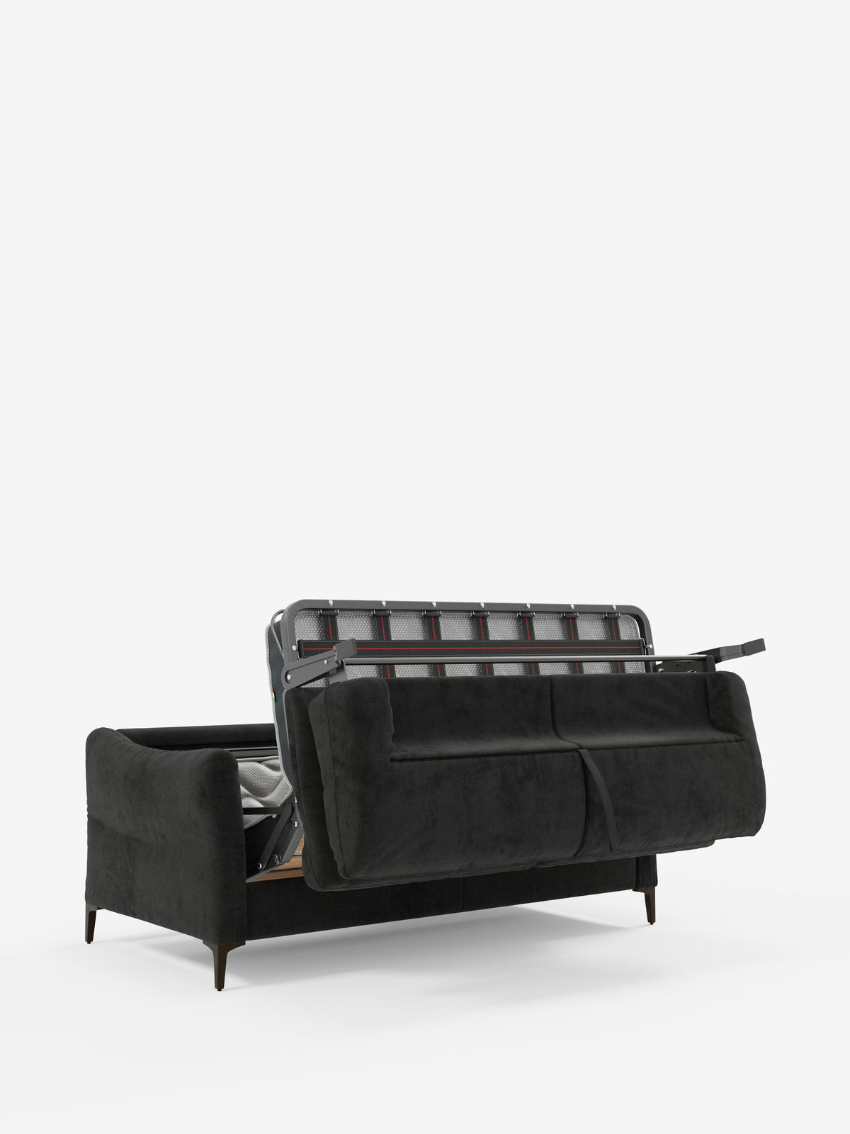 Il divano letto Dalia a 2, 3 e 4 posti di Divani.Store, rivestito in moderno velluto T30 nero resistente alle macchie, è esposto con la seduta sollevata per rivelare un ampio vano portaoggetti sotto la seduta. Questo elegante divano scandinavo presenta braccioli leggermente ricurvi e poggia su gambe corte e inclinate in legno, su uno sfondo bianco a tinta unita.