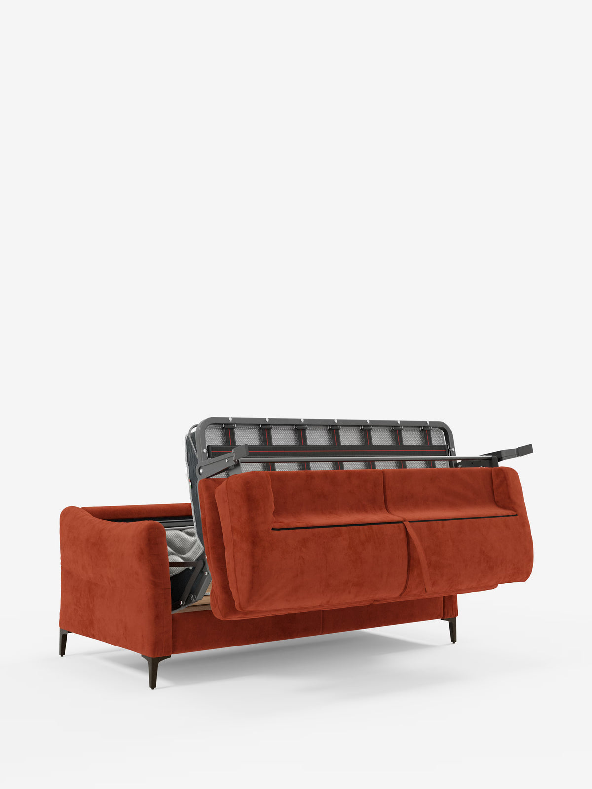 Un divano letto Dalia a 2, 3 e 4 posti con materasso H18, rivestito in moderno tessuto vellutato antimacchia T30 di Divani.Store, è esposto con lo schienale color arancio-ruggine parzialmente aperto, in modo da rivelare la robusta struttura metallica del letto e il meccanismo interno. Il divano presenta morbidi braccioli curvi e gambe corte e affusolate, che risaltano su uno sfondo bianco a tinta unita.