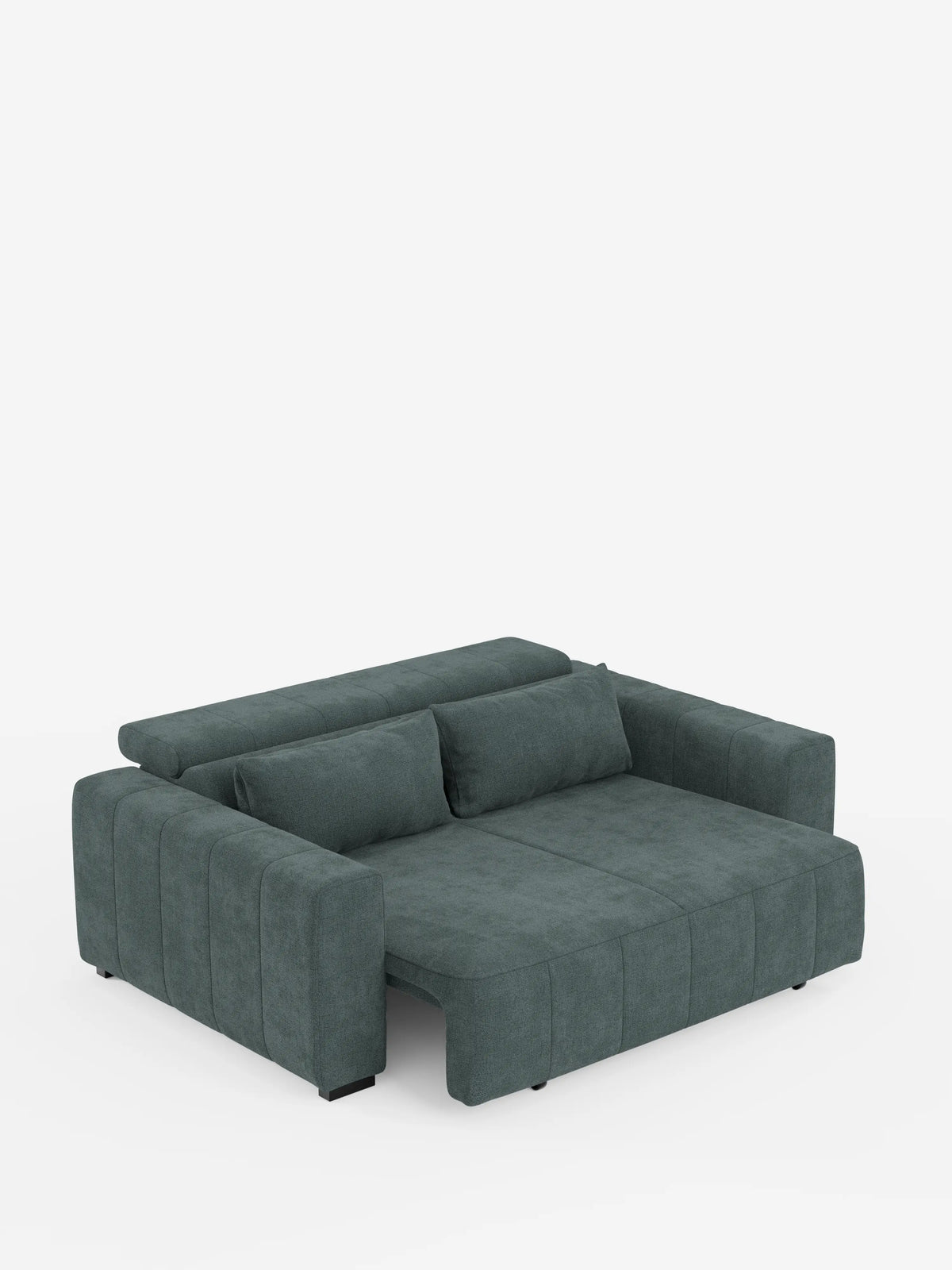 Un divano a 3 posti in stile dorico contemporaneo di Divani.Store, rivestito in tessuto T23 color verde acqua scuro resistente alle macchie, caratterizzato da ampi braccioli, uno schienale basso con due cuscini rettangolari e un design impeccabile. Le sedute del divano si allungano grazie alla funzione «elettrico relax» e i poggiatesta si reclinano, creando una superficie di riposo spaziosa e piana su uno sfondo bianco a tinta unita.