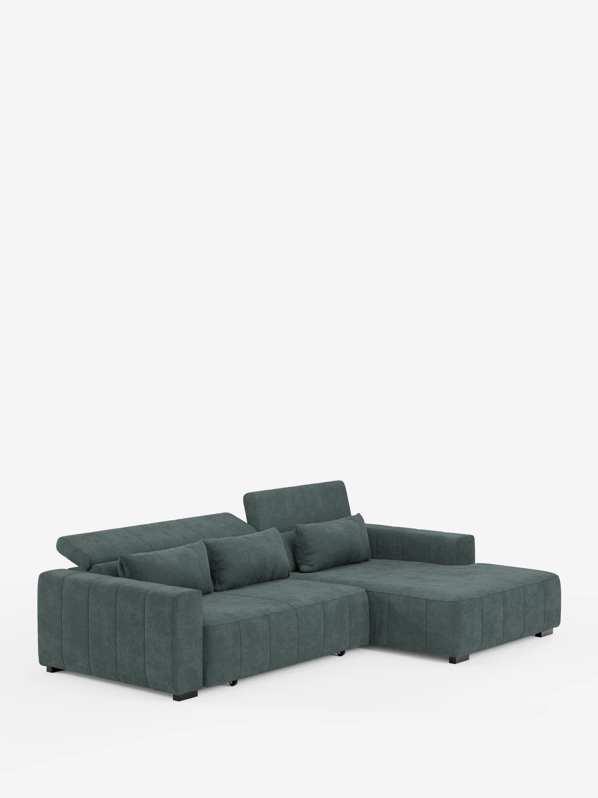 Un divano componibile contemporaneo di colore verde scuro, il “Doric Divano angolare con penisola e sedute allungabili con relax elettrico” di Divani.Store, è dotato di una chaise longue sul lato destro, tre cuscini dello schienale, due poggiatesta reclinabili, due braccioli e quattro cuscini lombari. Questo moderno «divano di design contemporaneo» è rivestito in tessuto T23 facile da pulire e presenta eleganti gambe nere. Il prodotto è raffigurato su uno sfondo bianco a tinta unita.