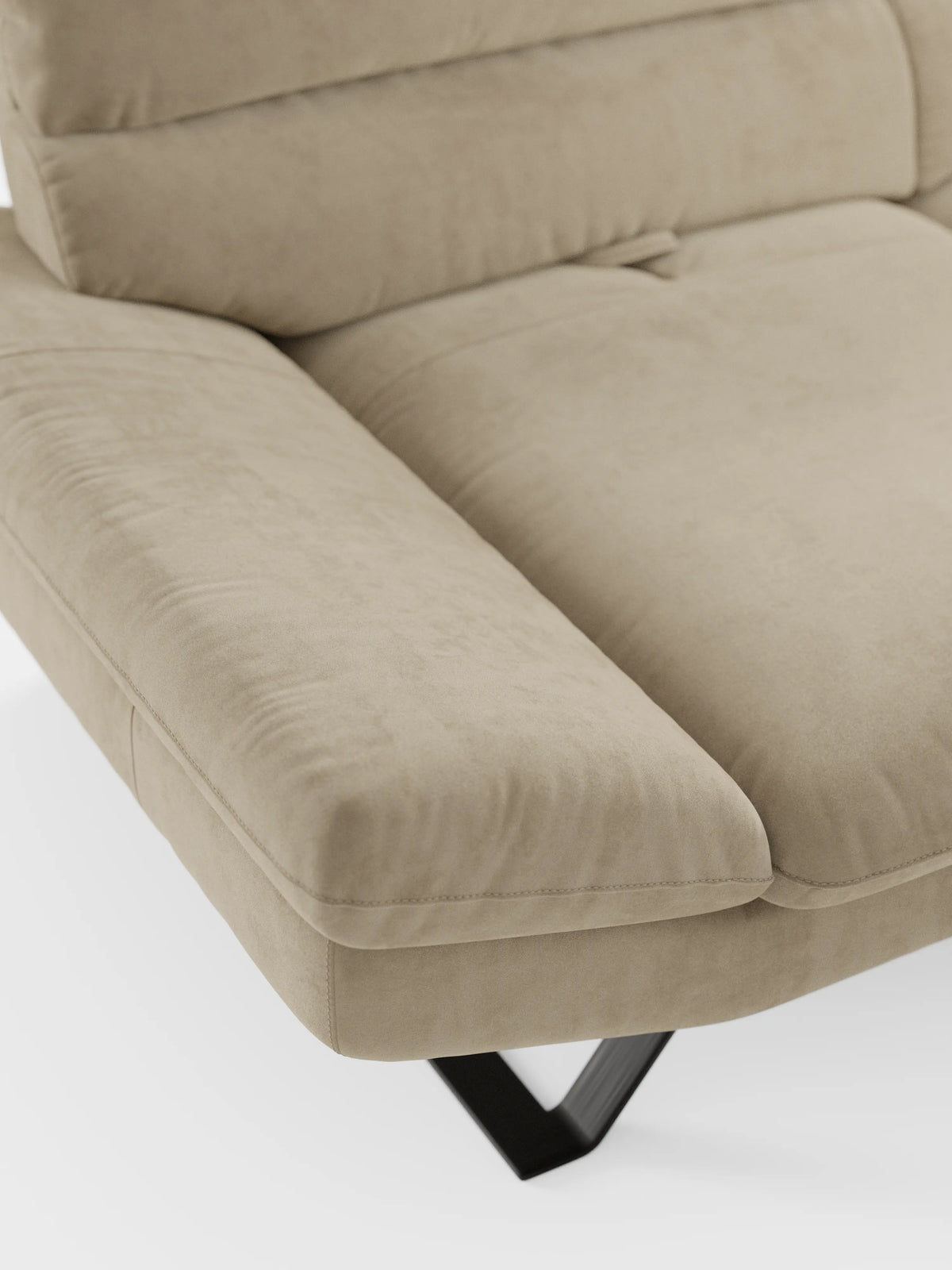 Un primo piano del divano Eclipse dal design moderno a 2 e 3 posti di Divani.Store mette in risalto la seduta e i braccioli in microfibra beige effetto pelle scamosciata, con morbidi cuscini soffici. Caratterizzato da schienali traslanti e da moderni piedini in metallo titanio, visibili nella parte inferiore, questo elegante divano risalta su uno sfondo bianco e pulito.