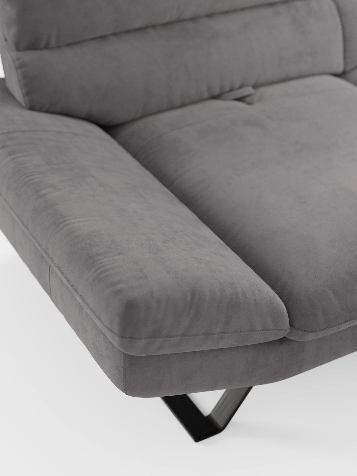 Primo piano del divano Eclipse dal design moderno a 2 e 3 posti con schienali traslanti di Divani.Store, che mette in risalto la sua imbottitura morbida, i braccioli angolati e il rivestimento in microfibra T11 smacchiabile, con texture a vista. Questo divano contemporaneo presenta eleganti gambe alte in metallo nero a forma di V ed è messo in risalto su uno sfondo bianco a tinta unita.