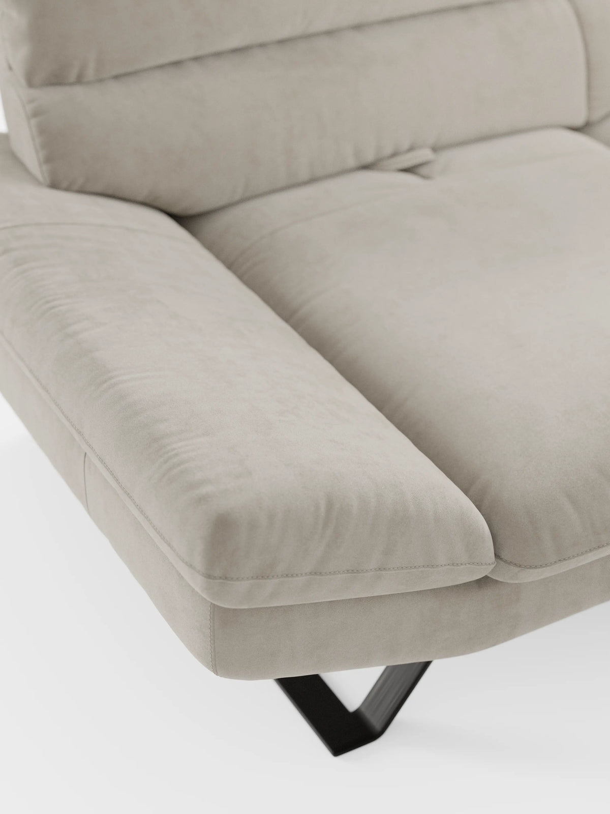 Un primo piano dell’Eclipse Divano, dal design moderno, a 2 e 3 posti con schienali traslanti, di Divani.Store, rivestito in elegante microfibra T11 beige chiaro resistente alle macchie. L’immagine mette in risalto i morbidi cuscini, i braccioli dal design moderno e una gamba angolata in metallo nero con piedini alti su uno sfondo bianco a tinta unita, evidenziando la morbida consistenza e il design contemporaneo del divano.