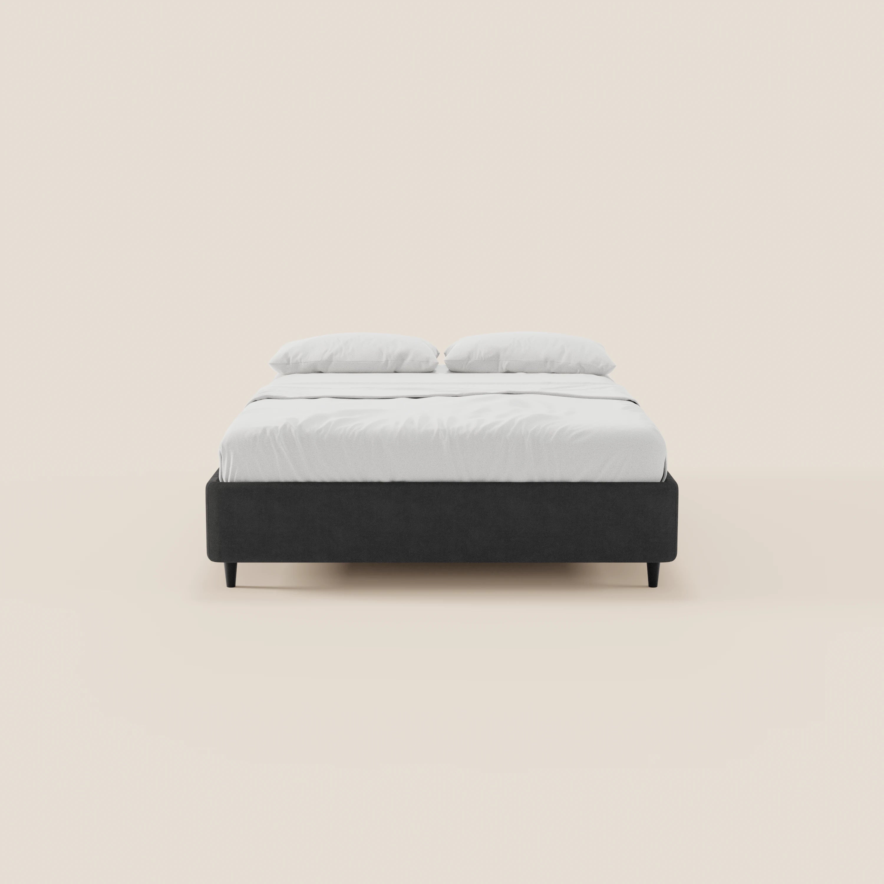 Il letto sommier imbottito ERON di Letti.store, realizzato in tessuto impermeabile certificato Oeko-Tex, con vano contenitore e design minimalista senza testiera, è presentato con struttura nera e biancheria da letto bianca su uno sfondo beige chiaro.