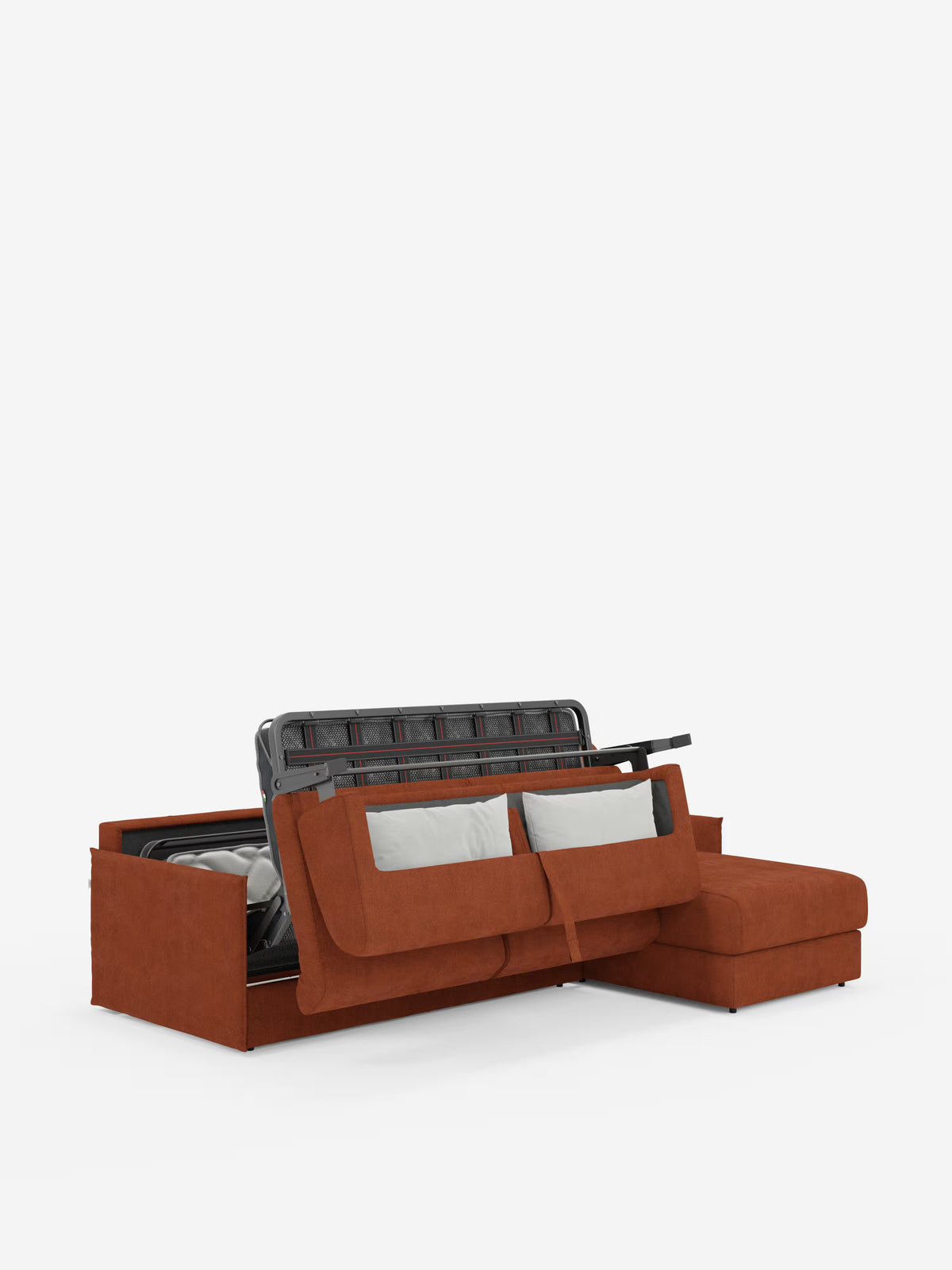 Un divano letto angolare Evans con penisola contenitore di Divani.Store è esposto con il suo tessuto T23 color arancio ruggine, resistente alle macchie. Il design compatto presenta una chaise longue con contenitore integrato (penisola contenitore) sulla destra e uno scomparto sotto la seduta aperto che lascia intravedere cuscini ed elementi della struttura in metallo, il tutto su uno sfondo bianco a tinta unita.