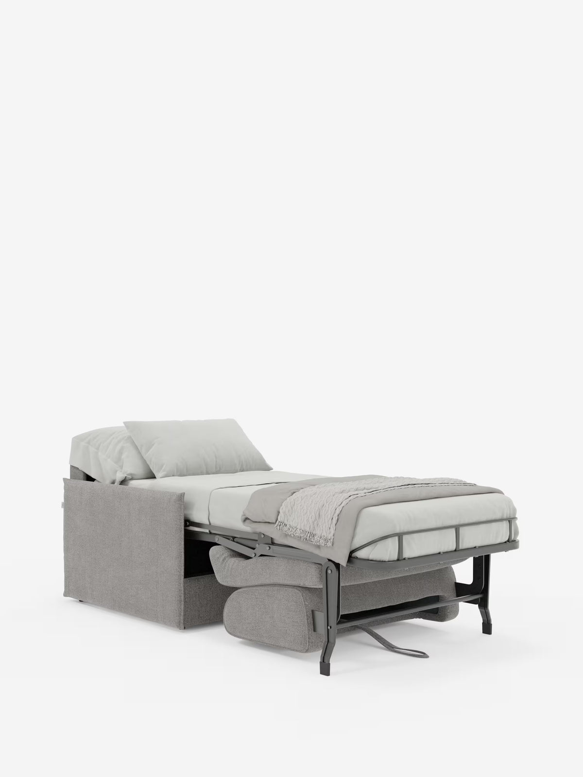 Una poltrona letto compatta Evans di colore grigio chiaro con materasso, disponibile su Divani.Store, rivestita in tessuto T23 sfoderabile e antimacchia, è raffigurata con la struttura metallica a scomparsa parzialmente estesa per rivelare un letto singolo (materasso 70 x 197 cm). La poltrona letto singola è corredata da cuscini coordinati, un copriletto leggero e un plaid in maglia ripiegato con cura ai piedi del materasso, il tutto su uno sfondo bianco.