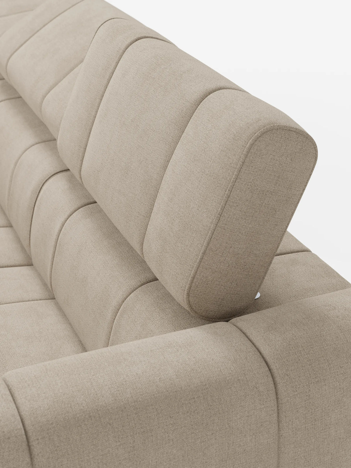 Un divano modulare Giotto beige a 4 posti con poggiatesta reclinabili e funzione relax elettrica opzionale, rivestito in tessuto smacchiabile T23, dotato di poggiatesta imbottito regolabile, caratterizzato da un tessuto a trama e da pannelli rettangolari cuciti su uno sfondo a tinta unita.