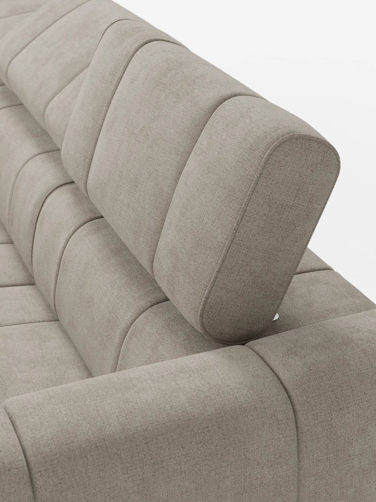 Una vista dall'alto di un divano modulare Giotto a 4 posti, rivestito in tessuto smacchiabile T23, con pannelli color beige, dotato di poggiatesta reclinabili e funzione relax elettrica opzionale; nell'immagine si vede un poggiatesta imbottito inclinato verso l'alto, che lascia intravedere una piccola cerniera metallica.