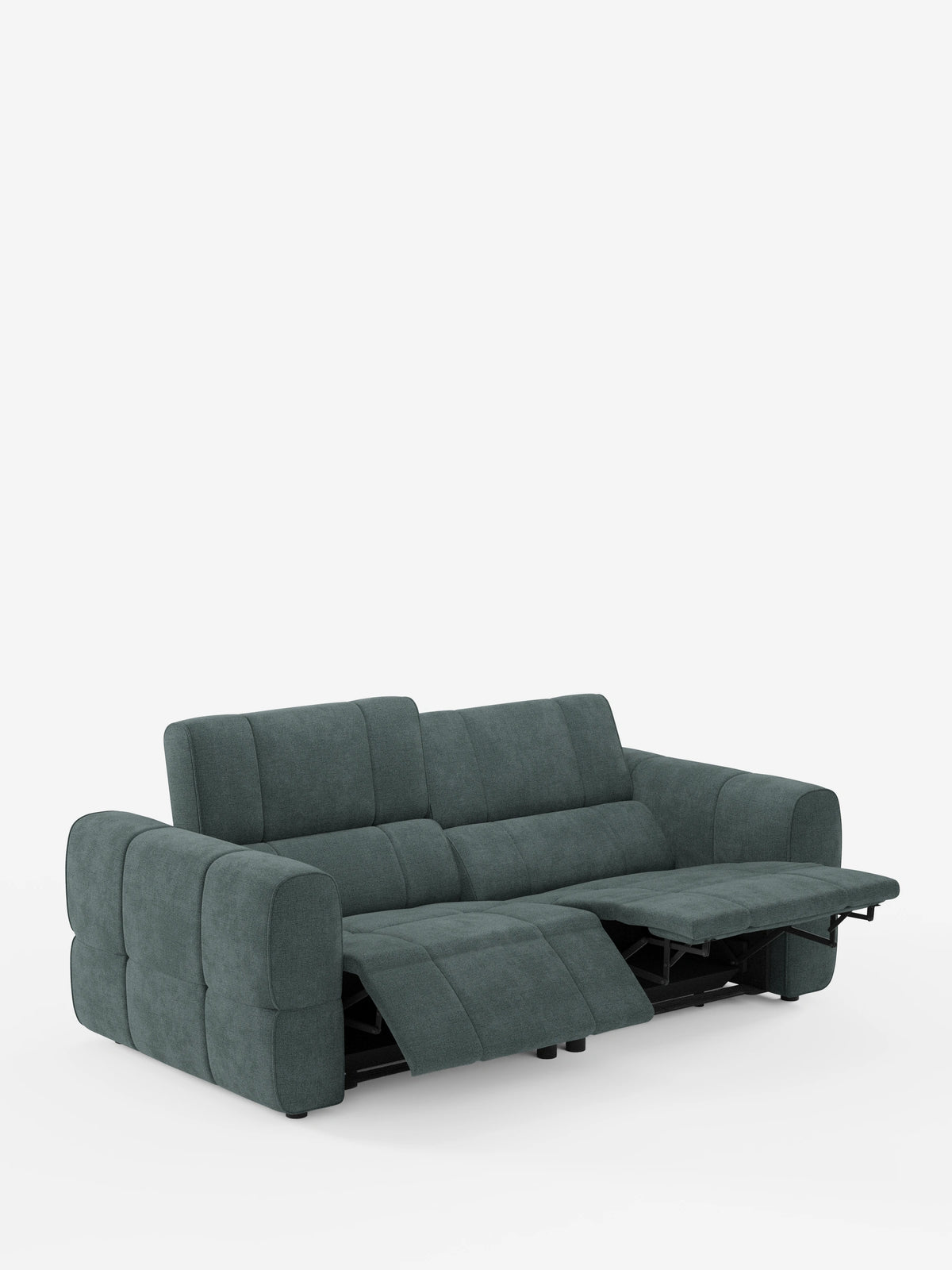 Un divano modulare Giotto a 3 posti color verde acqua, con poggiatesta reclinabili e funzione relax elettrica opzionale, rivestito in tessuto smacchiabile T23 con design trapuntato a pannelli; uno dei sedili reclinati lascia intravedere il meccanismo di supporto in metallo nero su sfondo bianco.