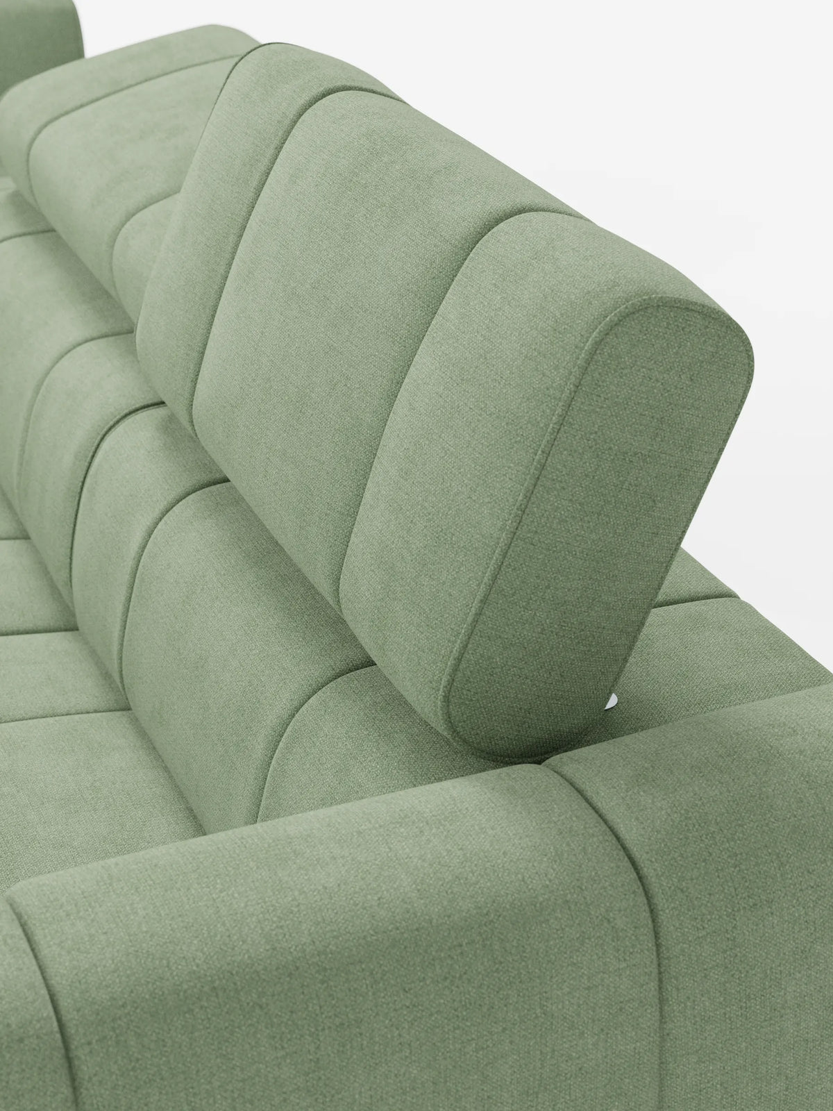 Un divano componibile Giotto verde salvia con terminale aperto - opzione relax elettrico in tessuto smacchiabile T23, con finitura in tessuto testurizzato, poggiatesta modulari regolabili e sfondo bianco a tinta unita.