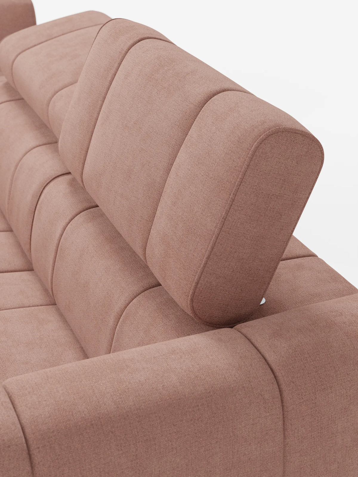 Un divano componibile Giotto Divano color rosa polveroso con terminale aperto – opzione relax elettrico in tessuto smacchiabile T23, con imbottitura morbida e segmentata e un poggiatesta regolabile inclinato verso l’alto su uno sfondo bianco.