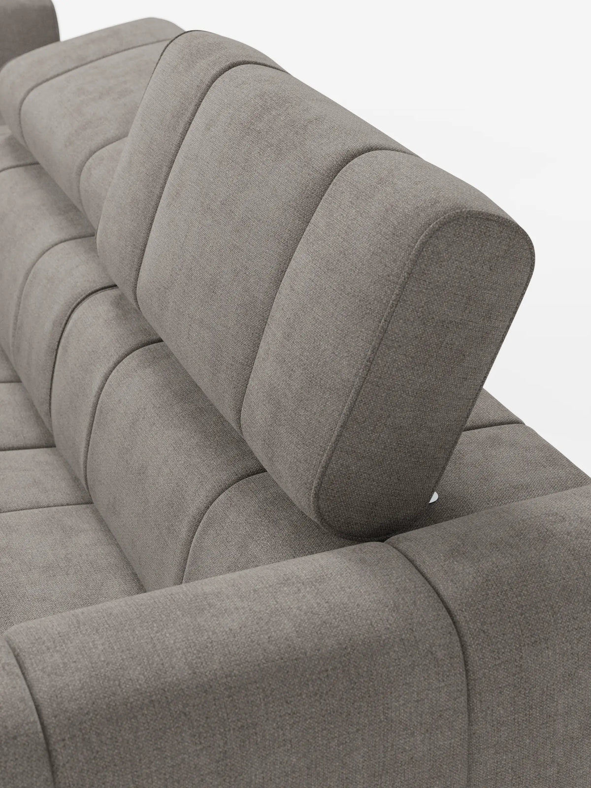 Primo piano di un divano componibile Giotto color tortora con terminale aperto – opzione relax elettrico in tessuto smacchiabile T23, caratterizzato da tessuto testurizzato, poggiatesta regolabile, linee pulite e arrotondate e pannelli cuciti.