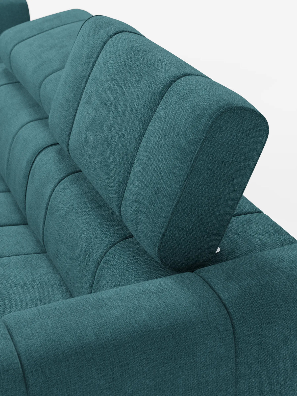 Un divano componibile Giotto Divano color verde acqua, dalla trama ruvida, con terminale aperto – opzione relax elettrico in tessuto smacchiabile T23, dotato di poggiatesta rialzato e regolabile e cuciture verticali, su uno sfondo bianco a tinta unita.