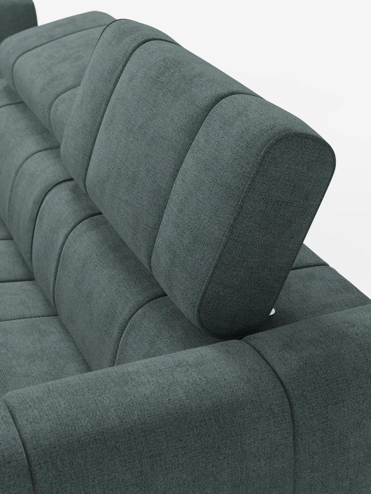 Un divano modulare Giotto grigio con terminale aperto - opzione relax elettrico in tessuto smacchiabile T23 con finitura testurizzata, dotato di poggiatesta imbottiti e regolabili con cuciture verticali su uno sfondo bianco a tinta unita.