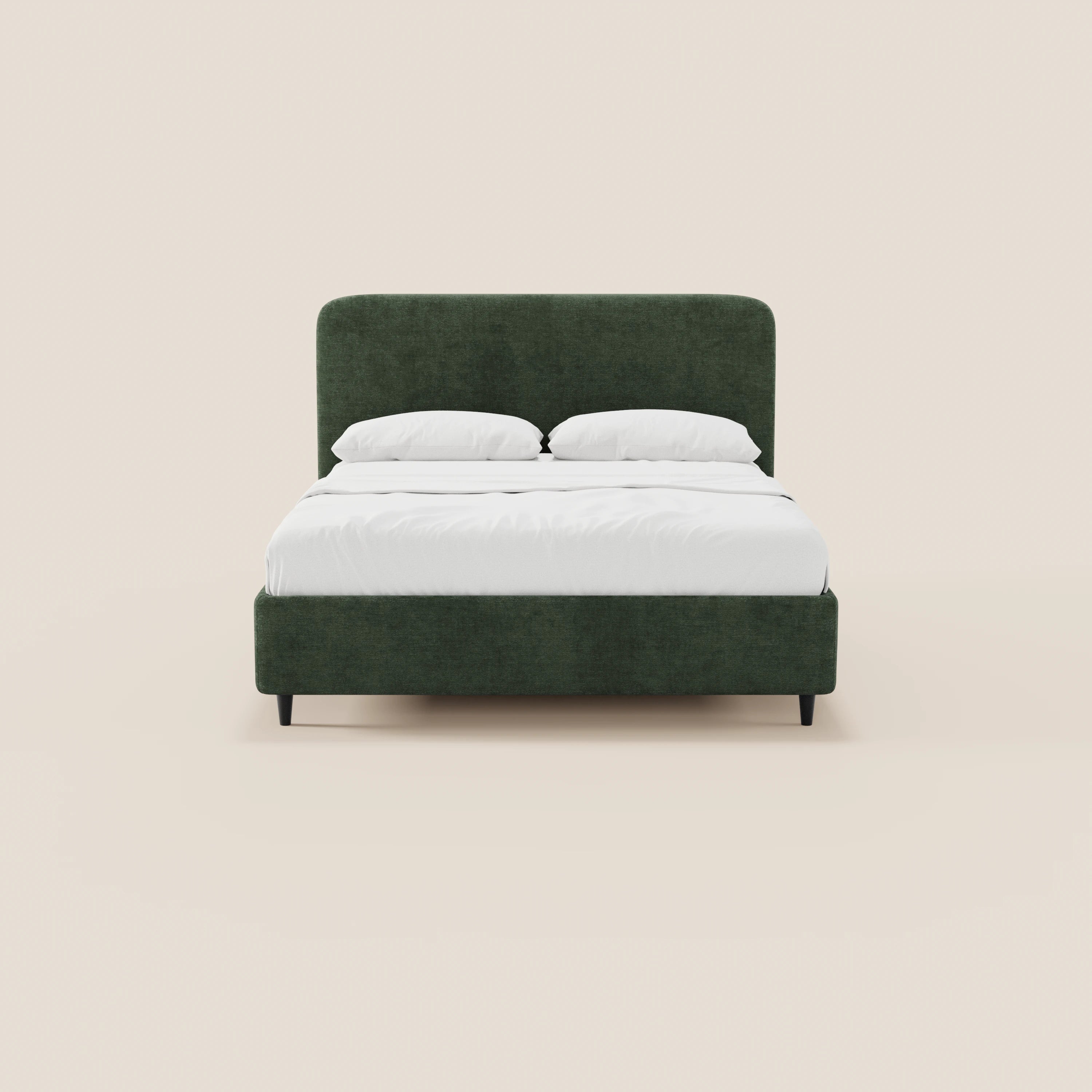 Il letto imbottito KAELOS minimal di Letti.store presenta una testiera e una struttura arrotondate in ciniglia verde scuro, gambe alte nere, lenzuola bianche e due cuscini bianchi, il tutto su uno sfondo beige a tinta unita.