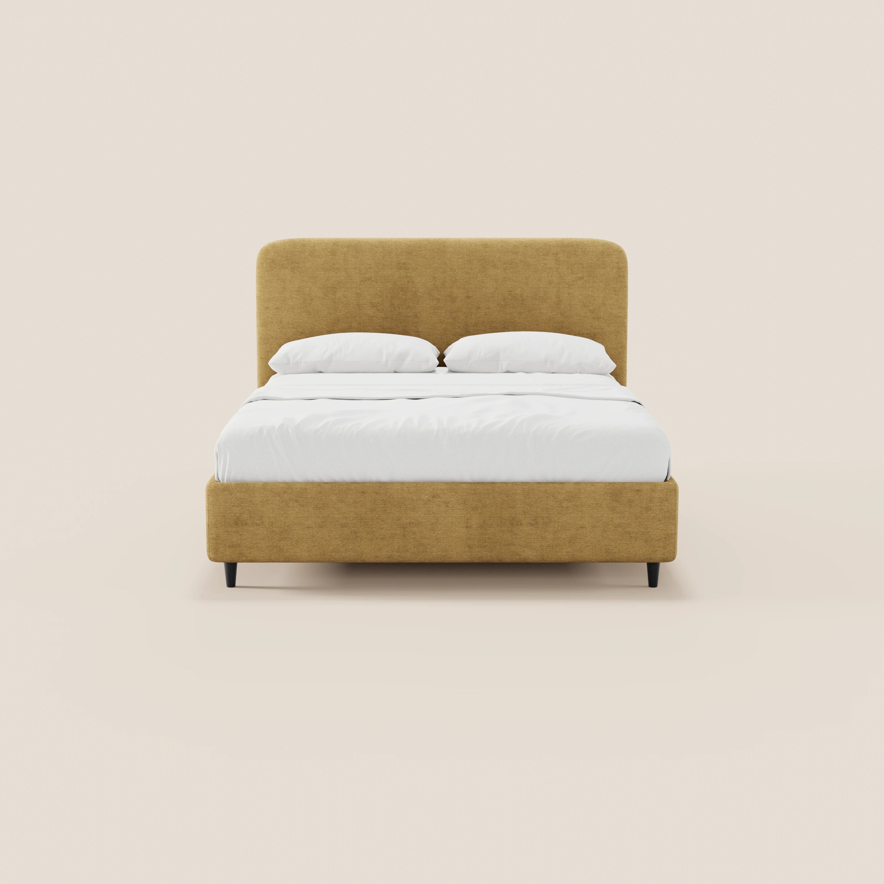 Il letto imbottito KAELOS minimal di Letti.store presenta una struttura rivestita in ciniglia giallo senape e una testiera arrotondata, due cuscini bianchi, un lenzuolo bianco ben stirato e poggia su quattro gambe alte nere su uno sfondo beige chiaro.