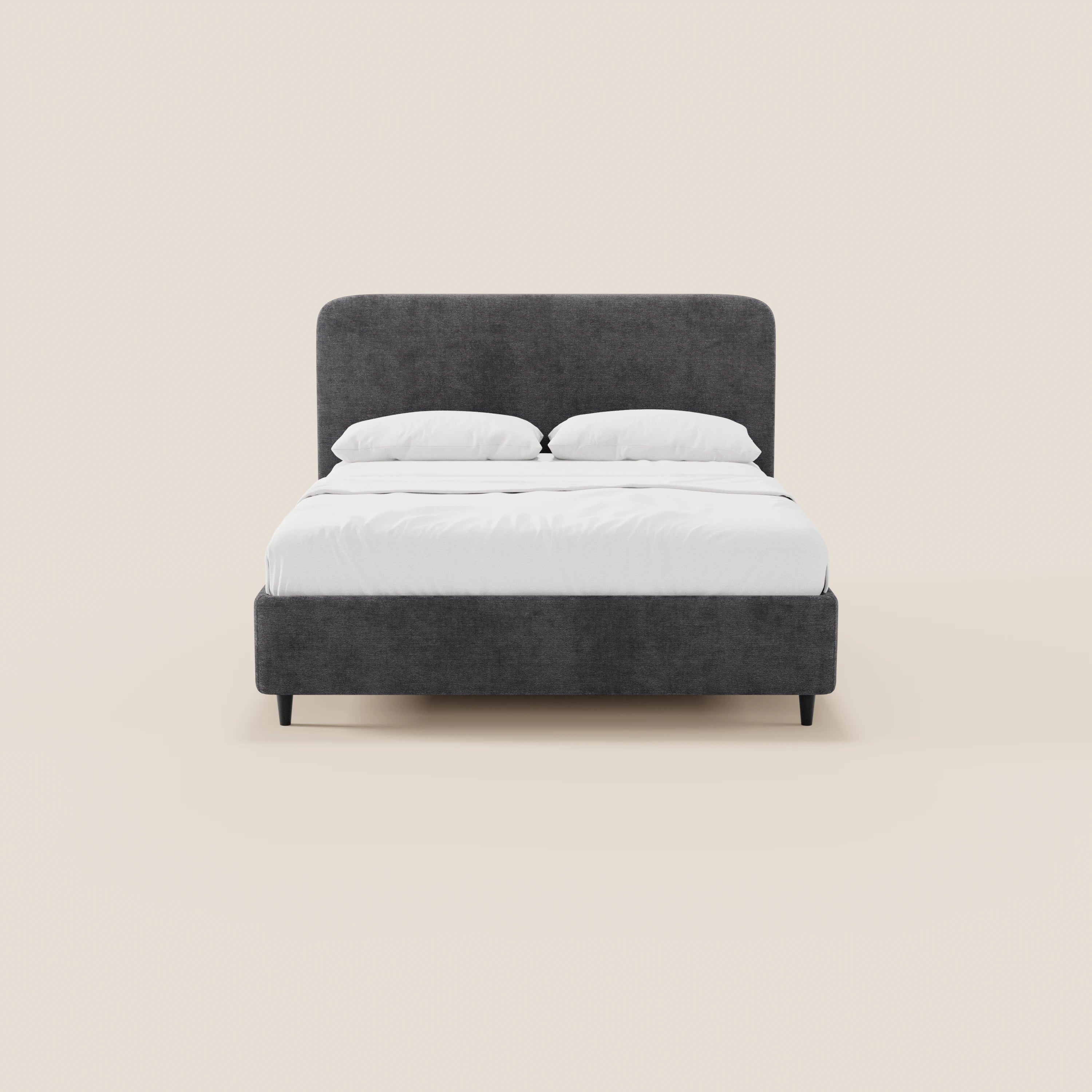 Vista frontale del letto KAELOS minimal imbottito di Letti.store, con testiera arrotondata rivestita in ciniglia grigio scuro, gambe alte e base contenitiva, abbinato a biancheria da letto bianca; lo sfondo chiaro mette in risalto il suo design moderno e minimalista, perfetto per qualsiasi camera da letto.