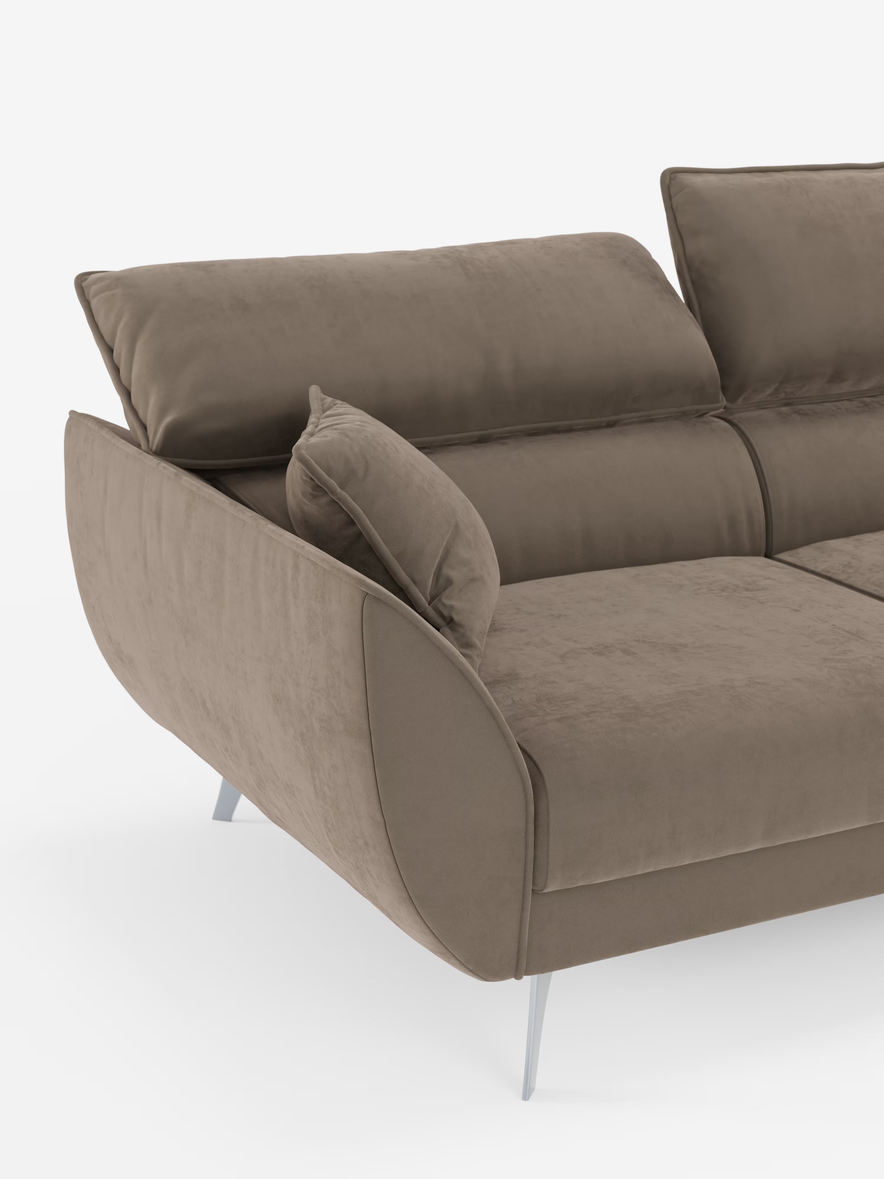 Un primo piano del divano Michelangelo 4 Posti di Divani.Store, un divano moderno rivestito in elegante velluto T30 color taupe, resistente alle macchie, dotato di tre sedute estensibili e poggiatesta regolabili. Il divano presenta morbidi schienali, un cuscino di seduta spesso, gambe in metallo inclinate e un cuscino decorativo sul bracciolo sinistro. Su uno sfondo bianco a tinta unita, l’immagine ne esalta la morbida consistenza e le linee pulite.
