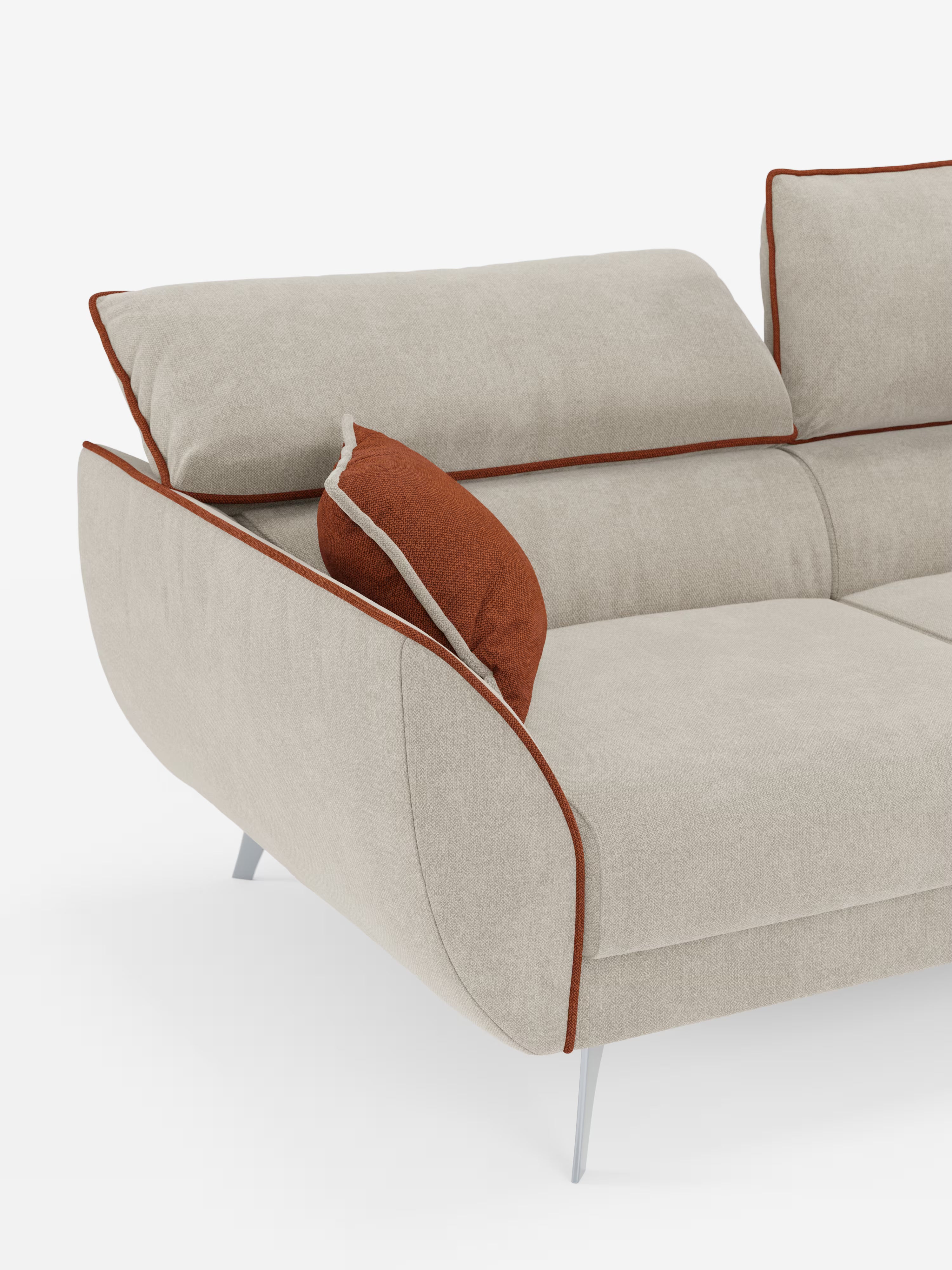 Il divano Michelangelo a 2 e 3 posti con sedute allungabili e poggiatesta reclinabili di Divani.Store è un moderno divano componibile bicolore beige caratterizzato da gambe angolari in metallo, bordature marroni a contrasto e un cuscino decorativo arancione-marrone. Rivestito in tessuto T23 facile da pulire, questo divano contemporaneo offre schienali e braccioli imbottiti e morbidi, che risaltano con eleganza sullo sfondo bianco a tinta unita.
