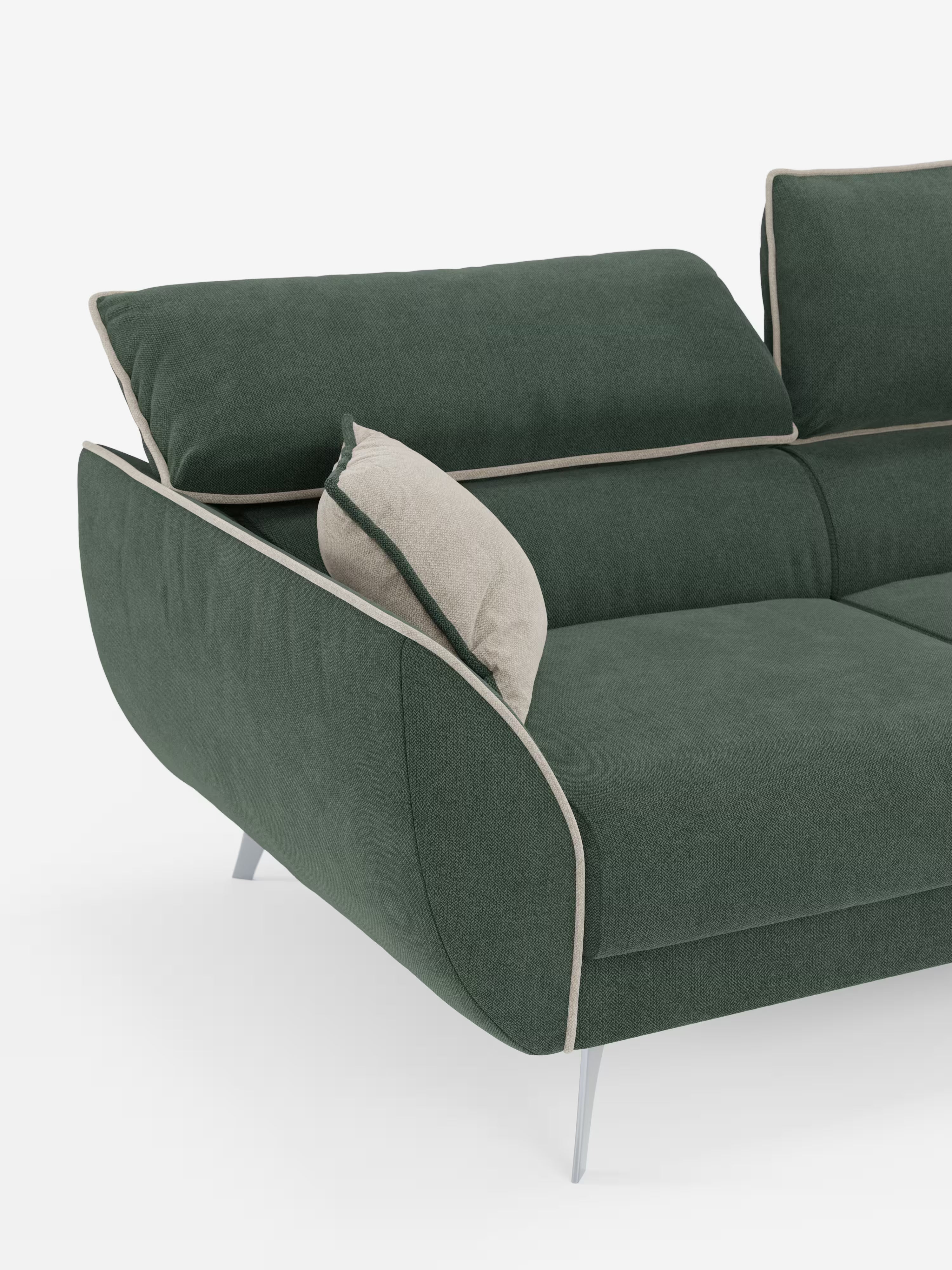 Vi presentiamo il divano Michelangelo a 2 e 3 posti con sedute allungabili e poggiatesta reclinabili di Divani.Store. Questo moderno divano bicolore è rivestito in tessuto T23 verde scuro smacchiabile con bordino beige chiaro, presenta gambe angolari in metallo, morbidi cuscini e un poggiatesta regolabile. Un elegante cuscino decorativo beige è posizionato tra lo schienale e il bracciolo. Il prodotto è esposto su uno sfondo bianco a tinta unita.