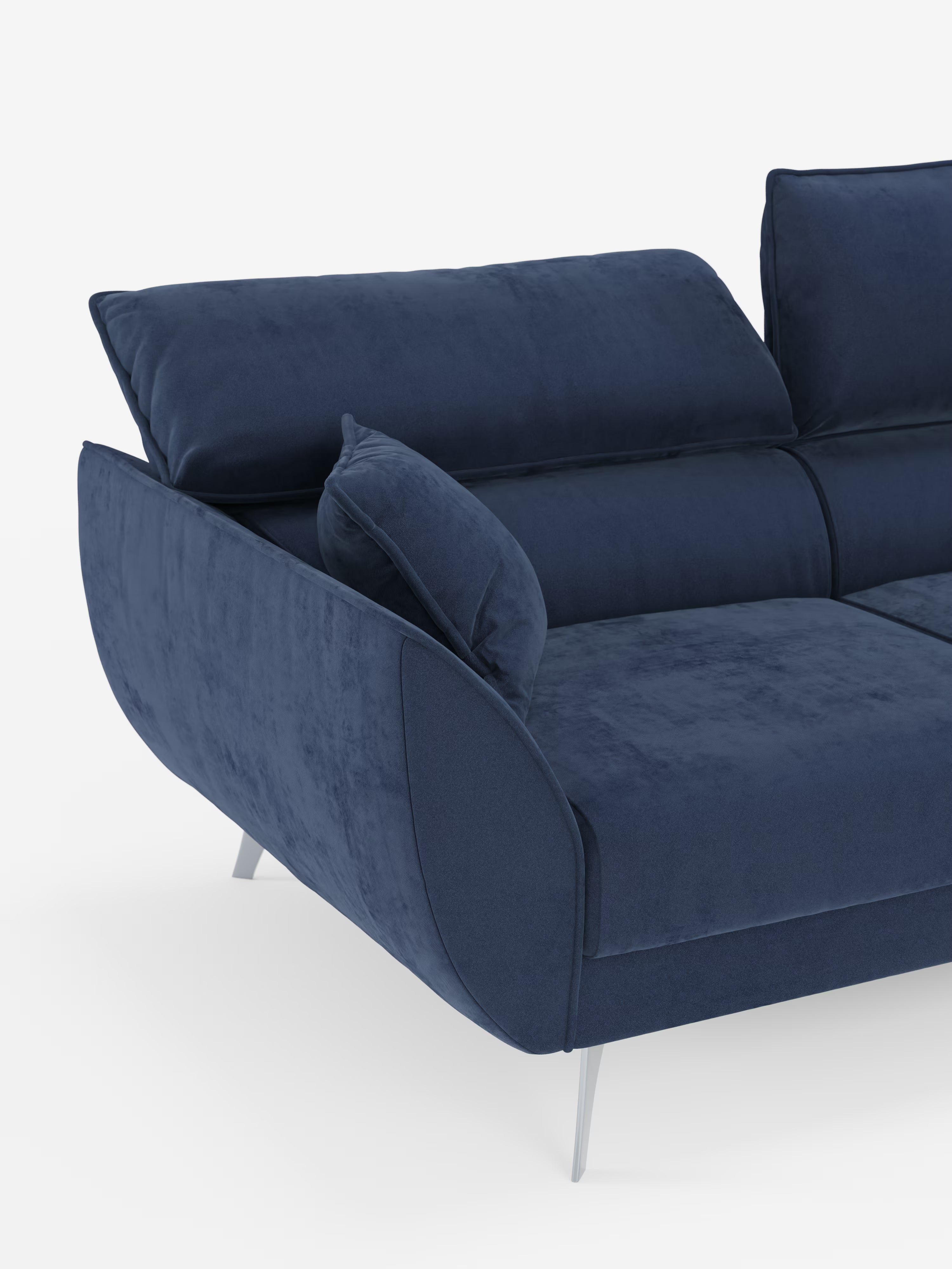 Un divano contemporaneo Michelangelo a 2 e 3 posti di Divani.Store in blu navy, caratterizzato da sedute allungabili, poggiatesta regolabili, braccioli angolari dalle linee slanciate, morbidi cuscini di seduta rivestiti in tessuto T30 facile da pulire e gambe in metallo argentato, il tutto su uno sfondo bianco a tinta unita.