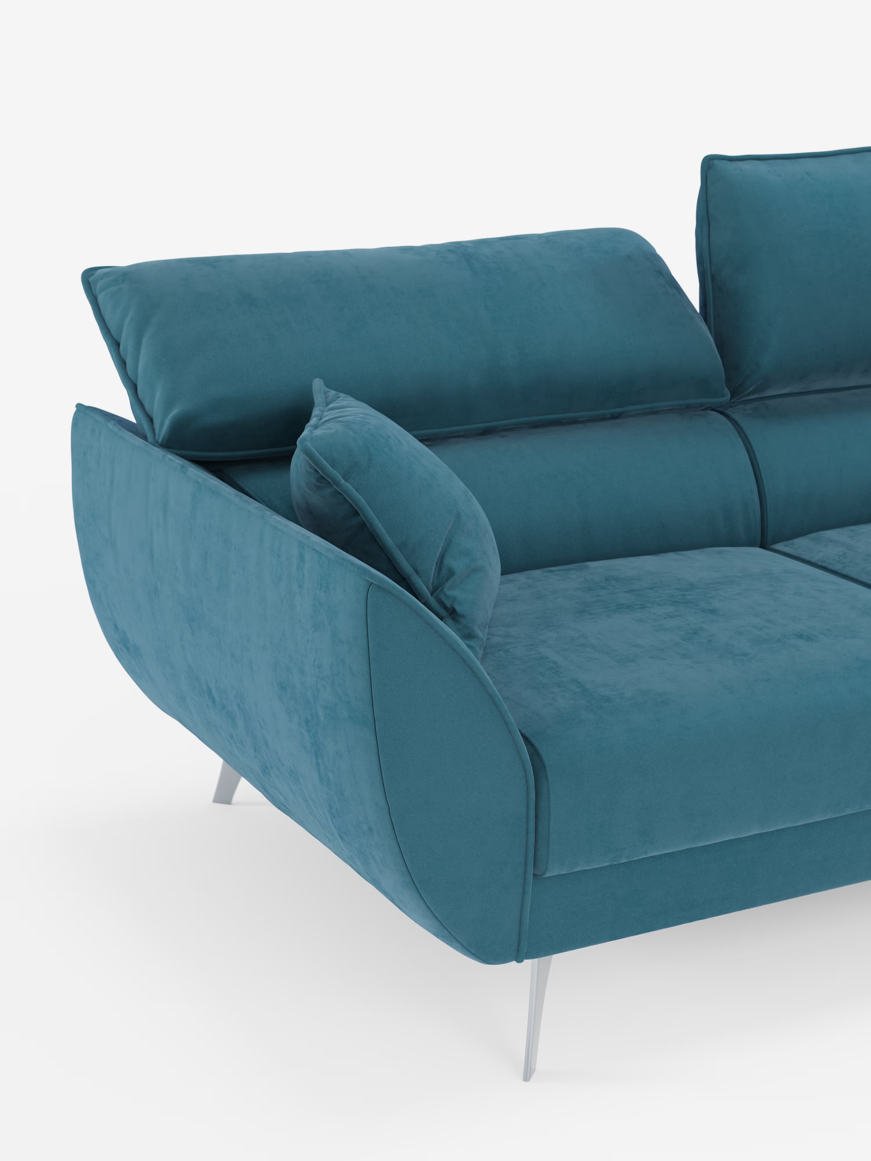 Una vista ravvicinata e obliqua del divano Michelangelo a 2 e 3 posti con sedute allungabili e poggiatesta reclinabili in tessuto smacchiabile T30 di Divani.Store. Questo moderno divano in velluto color verde acqua presenta morbidi cuscini dello schienale, un piccolo cuscino decorativo appoggiato al bracciolo arrotondato e gambe in metallo argentato dal design elegante e minimalista. L'elegante divano è messo in risalto da uno sfondo bianco, pulito e semplice.