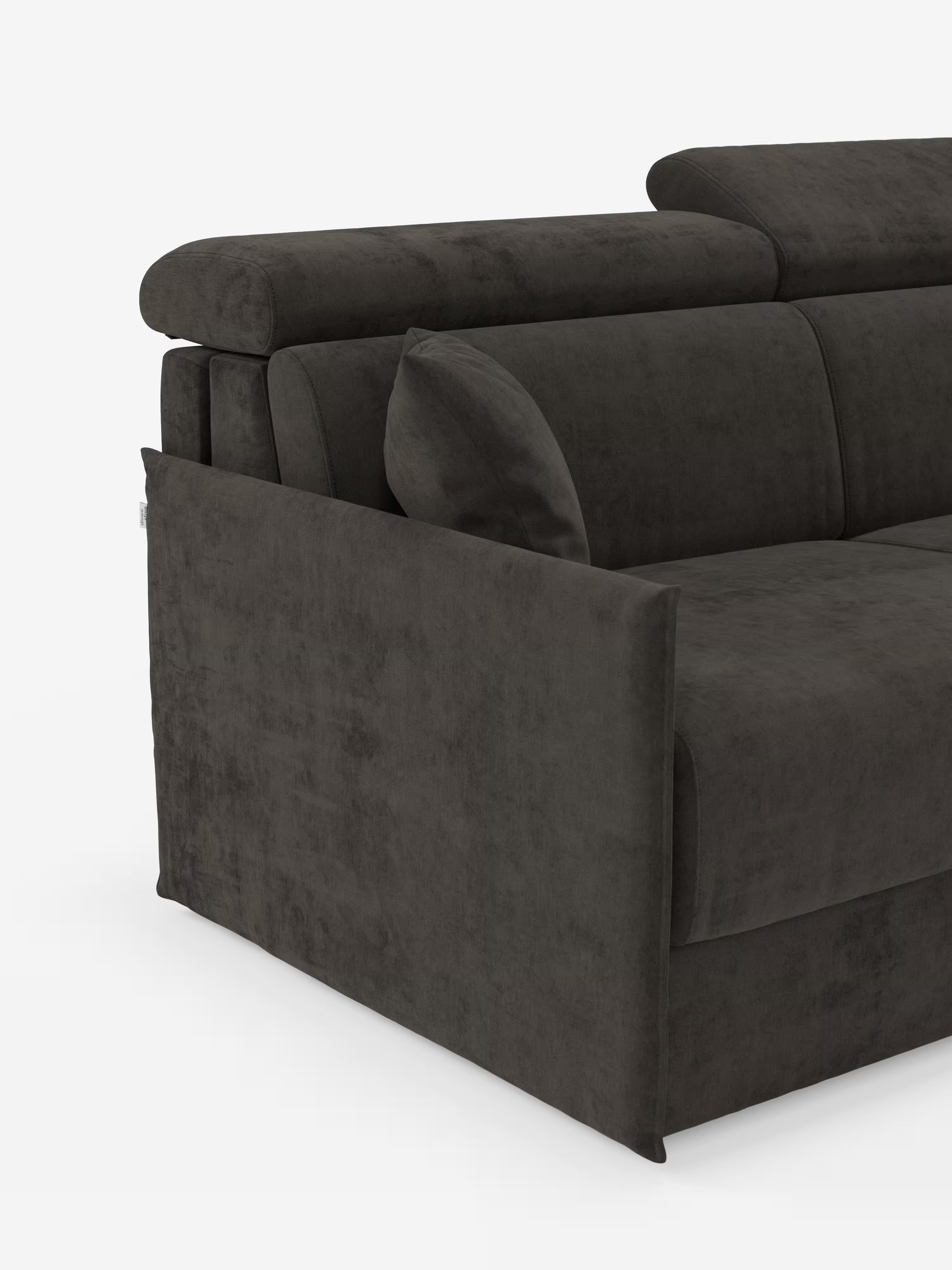 Un primo piano del divano letto Miryam con poggiatesta reclinabili e comfort maxi di Divani.Store ne mette in risalto il design compatto, realizzato in tessuto T31 grigio scuro di facile pulizia. L'immagine mette in risalto il bracciolo, i poggiatesta reclinabili e un morbido cuscino dello schienale. Il morbido rivestimento, le linee pulite e la silhouette squadrata esaltano uno stile minimal contemporaneo su uno sfondo bianco.