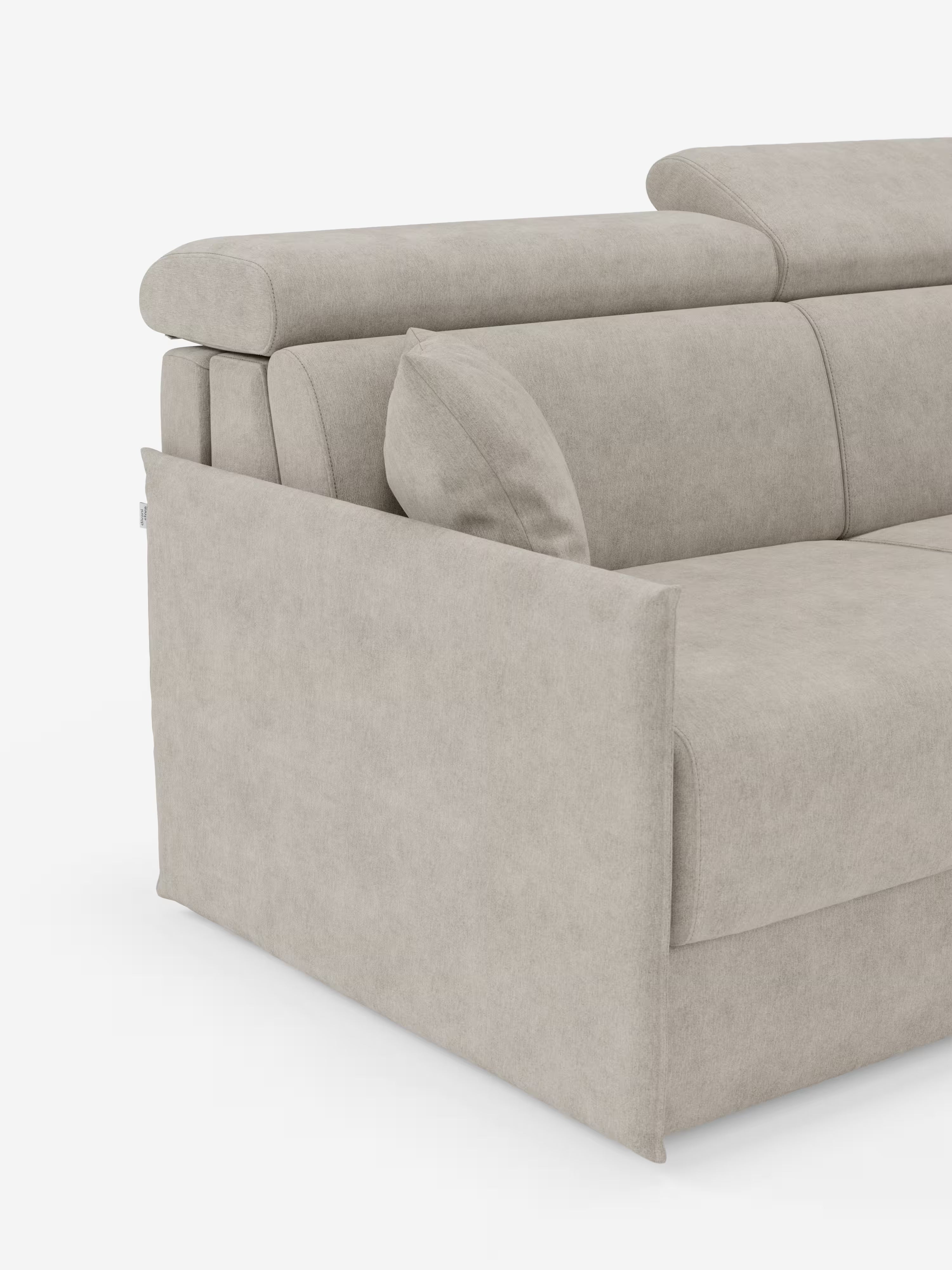 Un primo piano del divano letto Miryam con poggiatesta reclinabili e comfort maxi di Divani.Store, che ne mette in risalto il design moderno in beige chiaro con poggiatesta regolabili e un ampio bracciolo. La silhouette compatta è rivestita in morbido tessuto T31 resistente alle macchie, caratterizzato da linee pulite e uno stile contemporaneo minimalista su sfondo bianco.