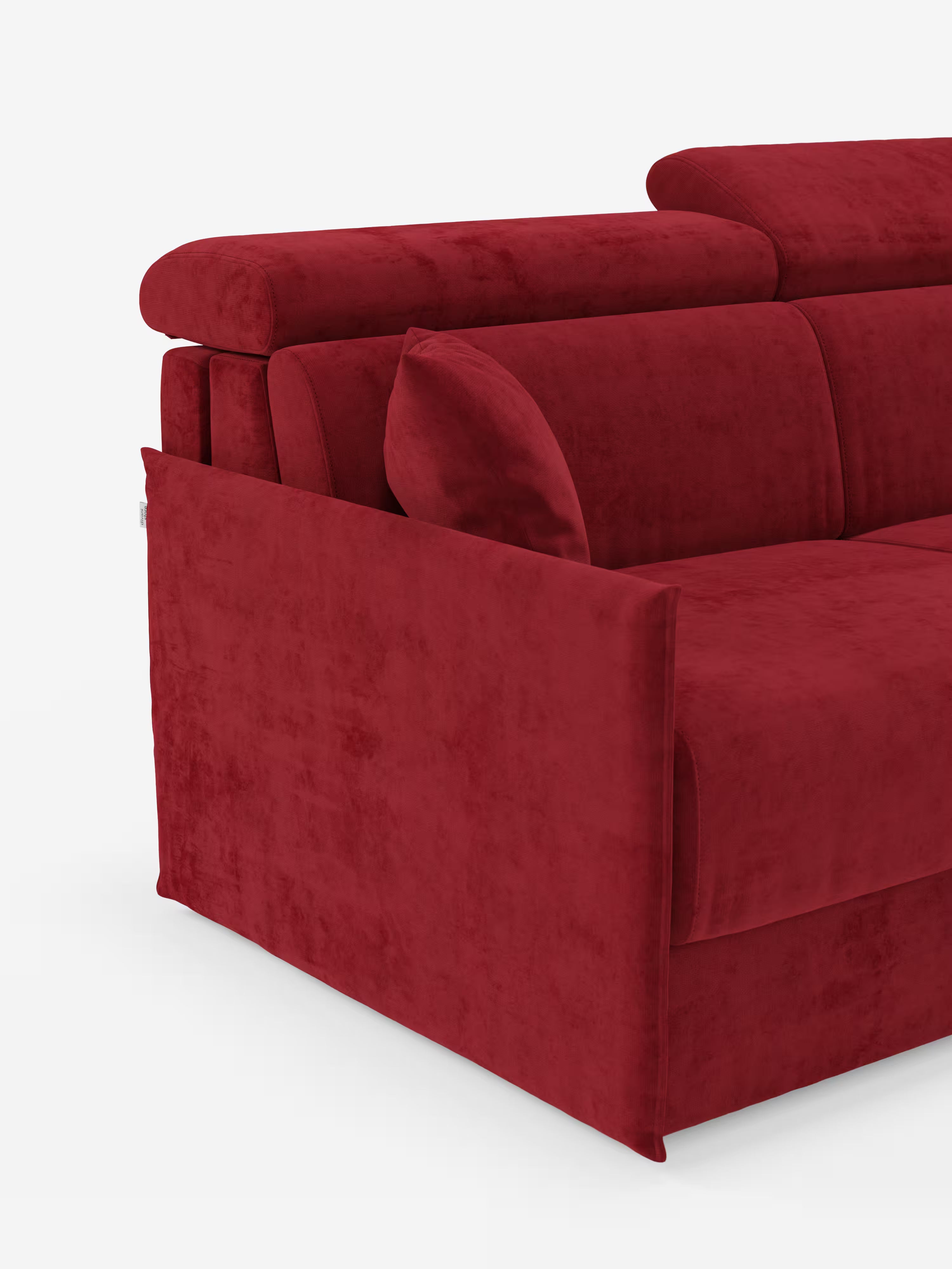 Un primo piano del divano letto Miryam con poggiatesta reclinabili e comfort maxi di Divani.Store, qui presentato in stile minimal contemporaneo, mette in risalto i suoi poggiatesta reclinabili regolabili, il cuscino di seduta dalle dimensioni generose e il cuscino quadrato abbinato. Il design compatto presenta un rivestimento T31 morbido e liscio, in velluto rosso intenso, che si staglia su uno sfondo bianco a tinta unita che accentua l’elegante colore e la trama del divano.