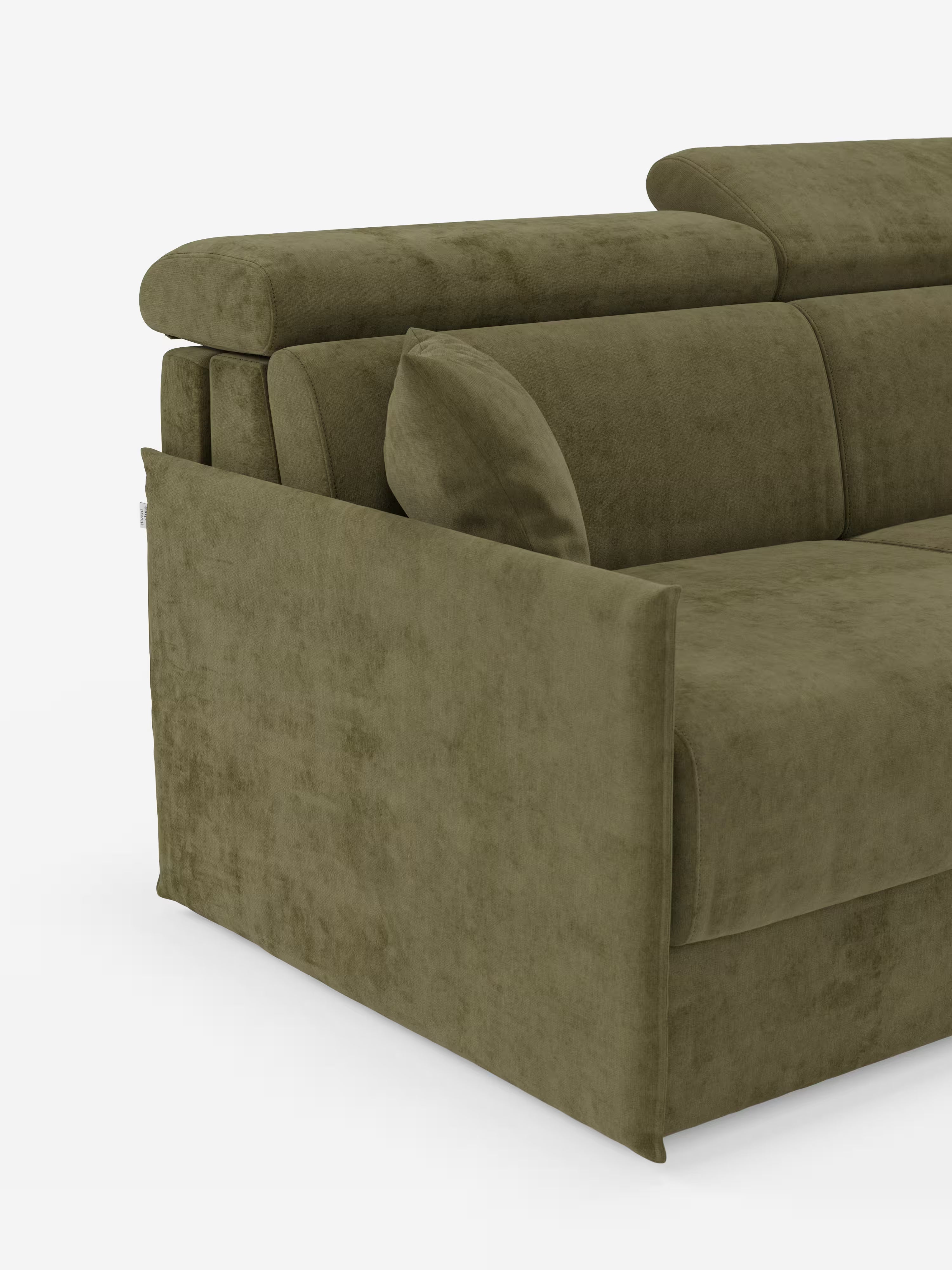 Un primo piano del divano letto Miryam con poggiatesta reclinabili e comfort maxi di Divani.Store, realizzato in tessuto smacchiabile T31 verde oliva, che ne mostra il bracciolo sinistro, il pannello laterale, la seduta, il poggiatesta estensibile con poggiatesta reclinabili e il cuscino dello schienale. Il design compatto e contemporaneo è caratterizzato da un rivestimento morbido e liscio su sfondo bianco.