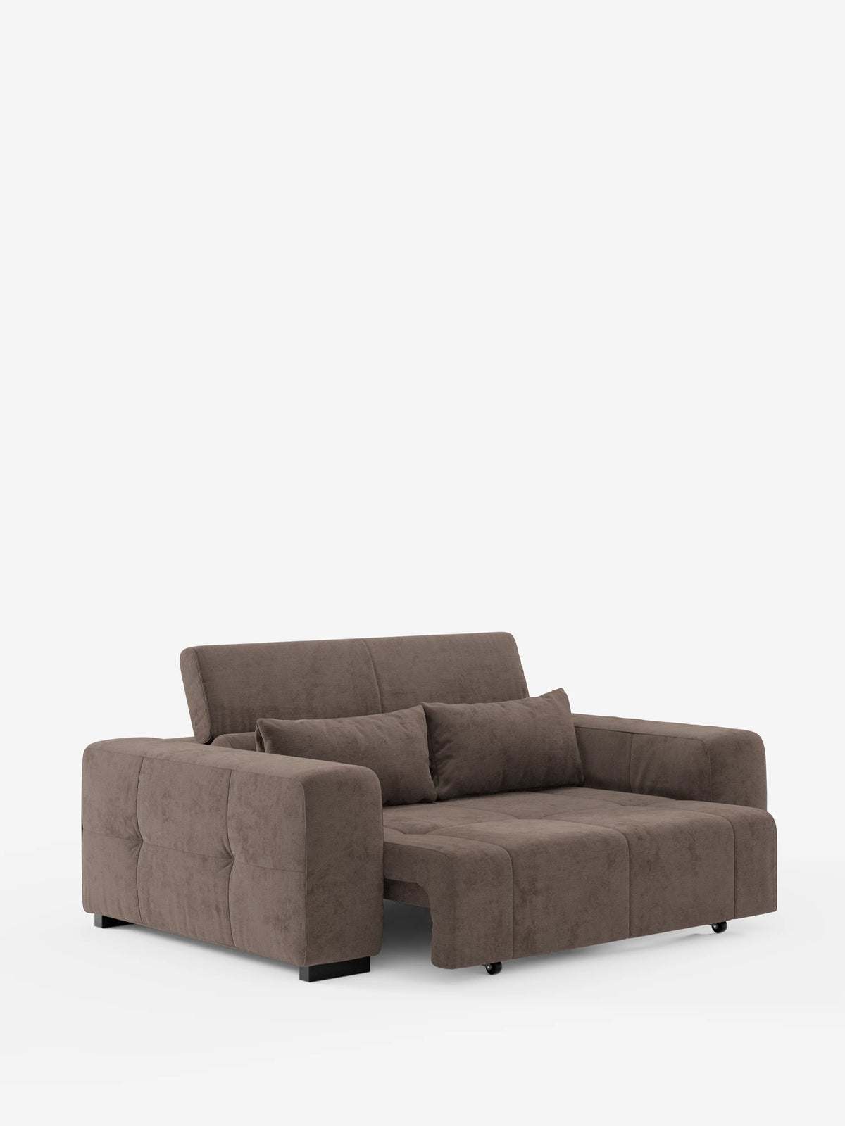 Un divano Monarch Divano con Relax Elettrico di Divani.Store, dal design moderno e di colore marrone, rivestito in morbido tessuto T31 resistente alle macchie, dotato di seduta estensibile elettricamente e poggiatesta reclinabile, con due cuscini coordinati, il tutto su uno sfondo bianco a tinta unita.