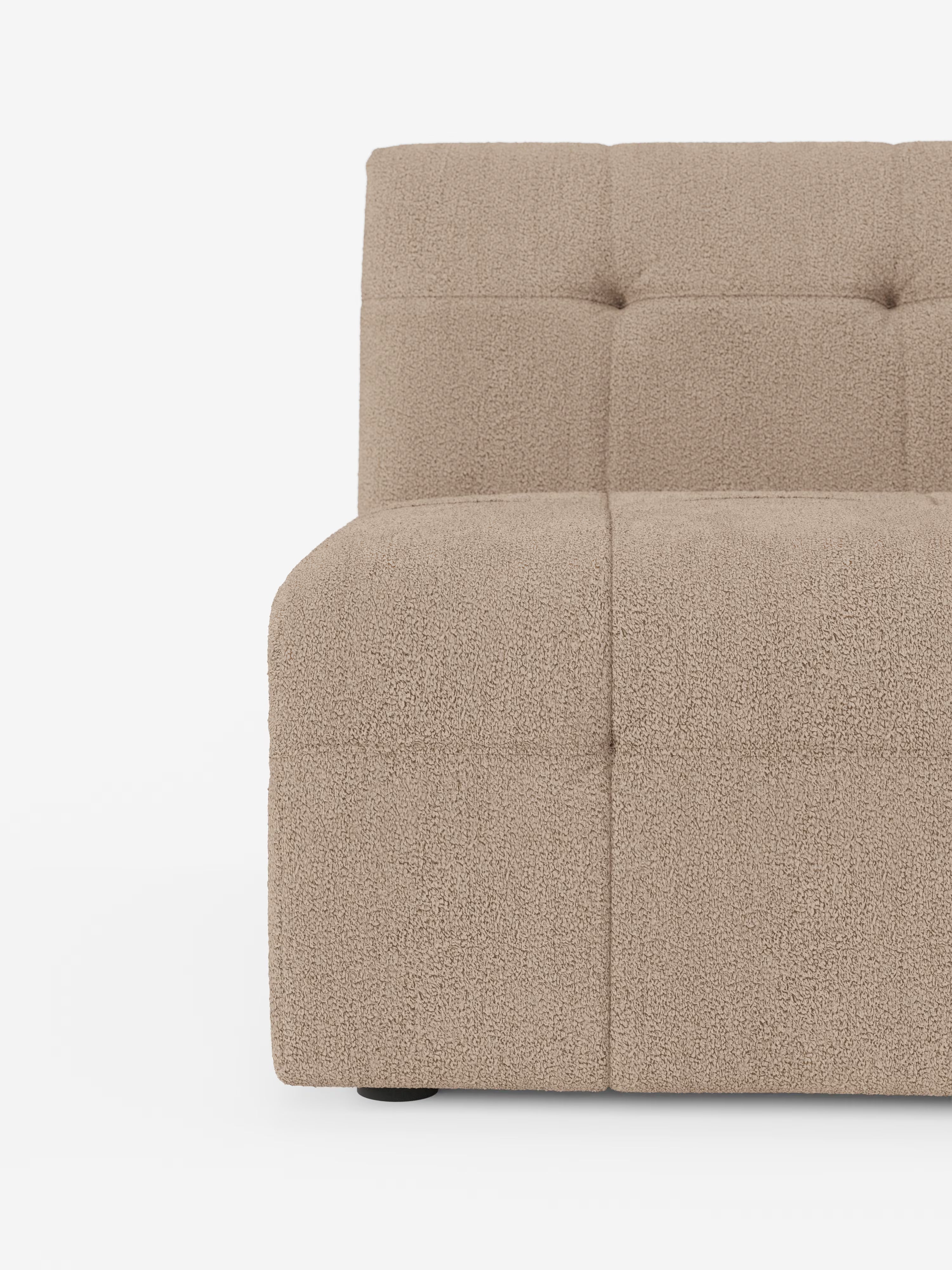 L'immagine mostra la poltrona Mosaic modulo da 77 cm in bouclé di Divani.Store. Questo modulo divano beige senza braccioli presenta un design capitonné trapuntato in tessuto T21 antimacchia, che ricorda una classica poltrona in bouclé. Ripresa dal lato sinistro su uno sfondo bianco a tinta unita, la foto mette in risalto la sua silhouette squadrata e imbottita e la superficie morbida e testurizzata, con parti visibili della seduta e dello schienale.