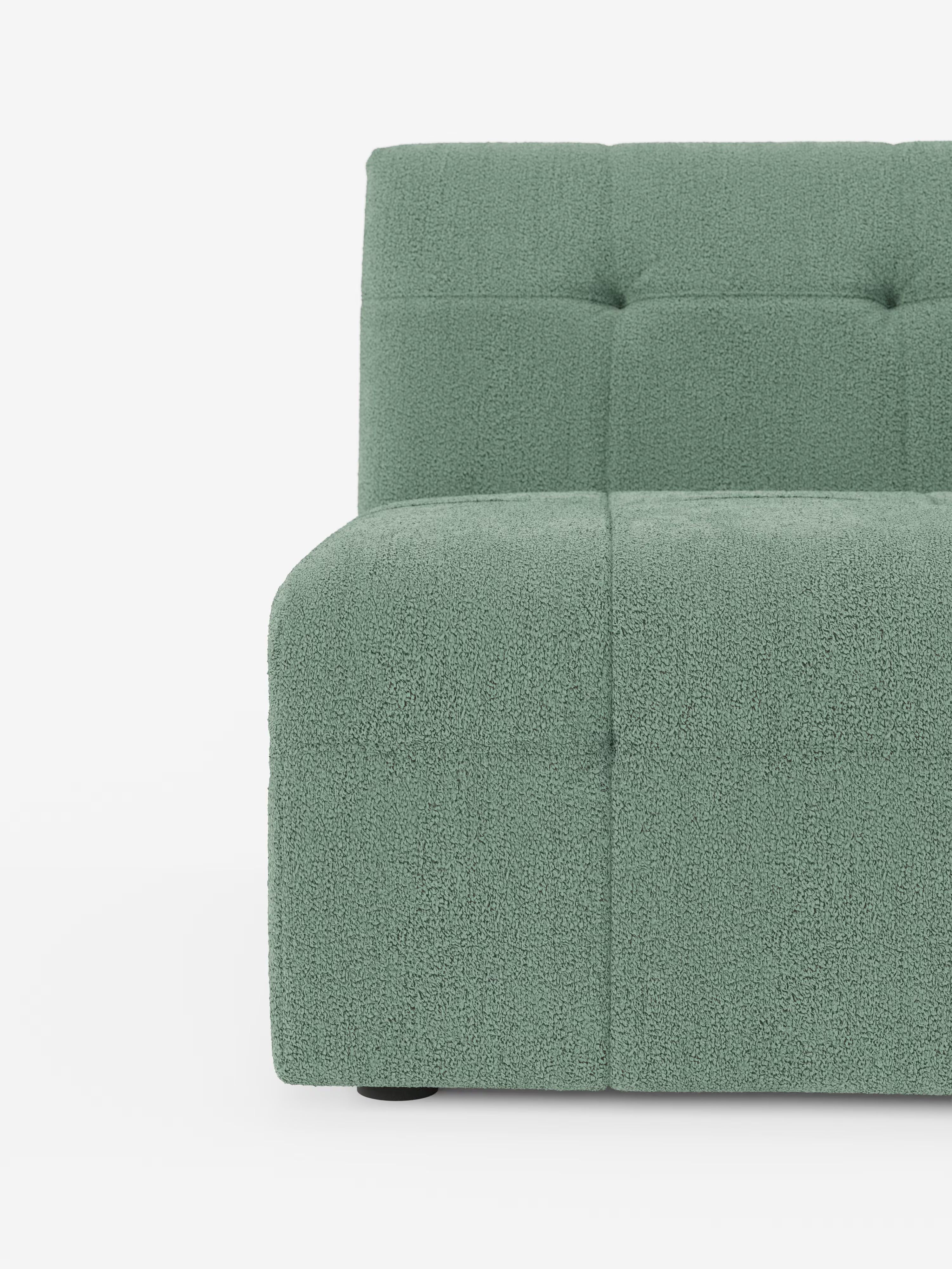 Un primo piano della poltrona Mosaic modulo da 77 cm in bouclé di Divani.Store ne mette in risalto il design moderno, con il morbido tessuto T21 verde, dalla trama rigata e facile da pulire. Sono visibili solo il lato sinistro, la seduta e parte dello schienale, che mettono in risalto un motivo a griglia capitonné composto da delicati quadrati trapuntati su uno sfondo bianco a tinta unita.