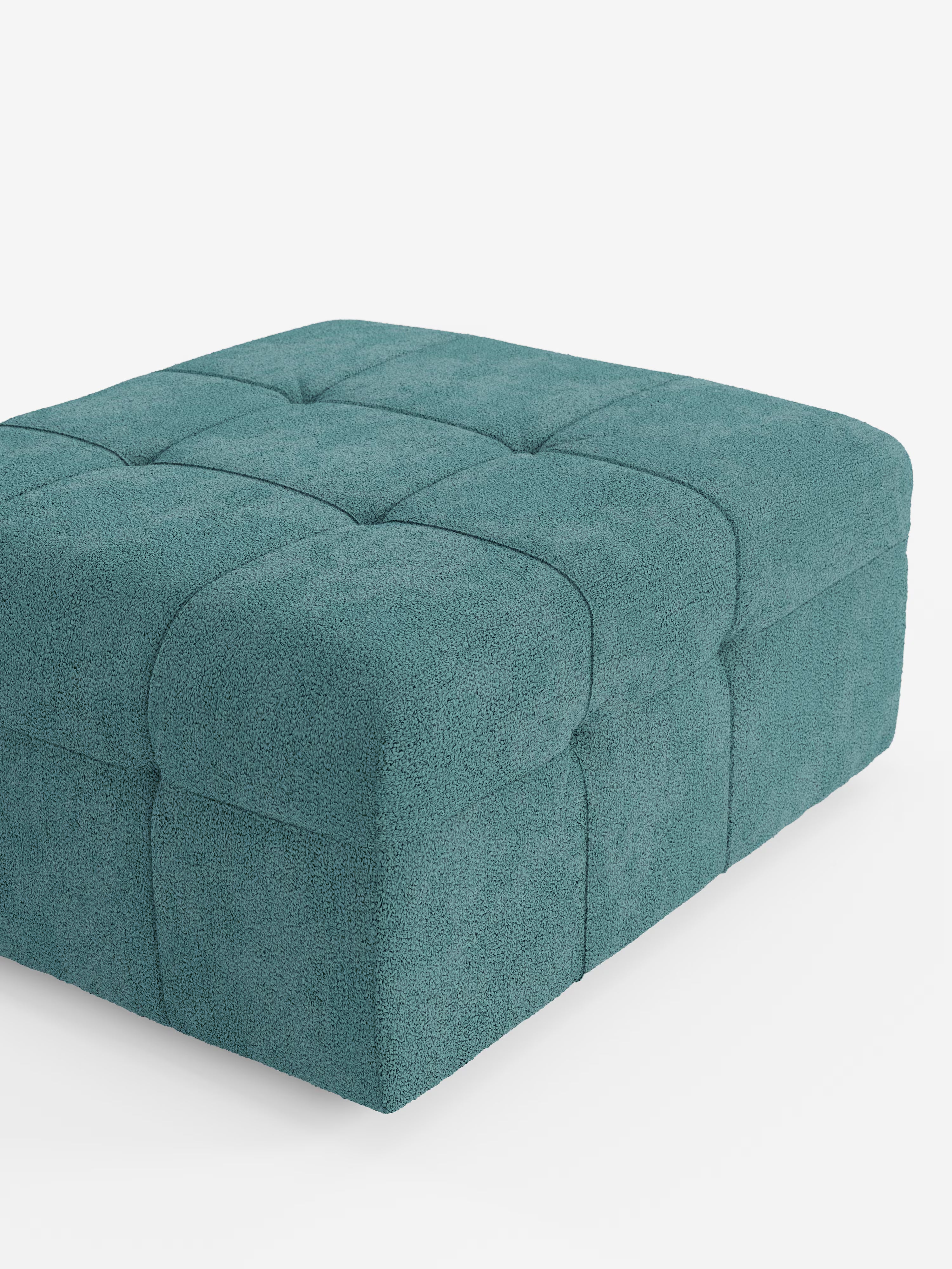 Ecco la frase modificata utilizzando i dati del prodotto forniti: L'immagine mostra la parte inferiore sinistra e quella frontale del pouf e modulo Mosaic in bouclé di Divani.Store, che misura 96x77 cm. Questo grande pouf quadrato presenta un design capitonné con sezioni imbottite e trapuntate che creano un motivo a griglia sulla sua superficie color verde acqua, realizzata in tessuto smacchiabile T21 dalla trama ruvida. Presentato su uno sfondo bianco, questo articolo è prodotto in Italia.