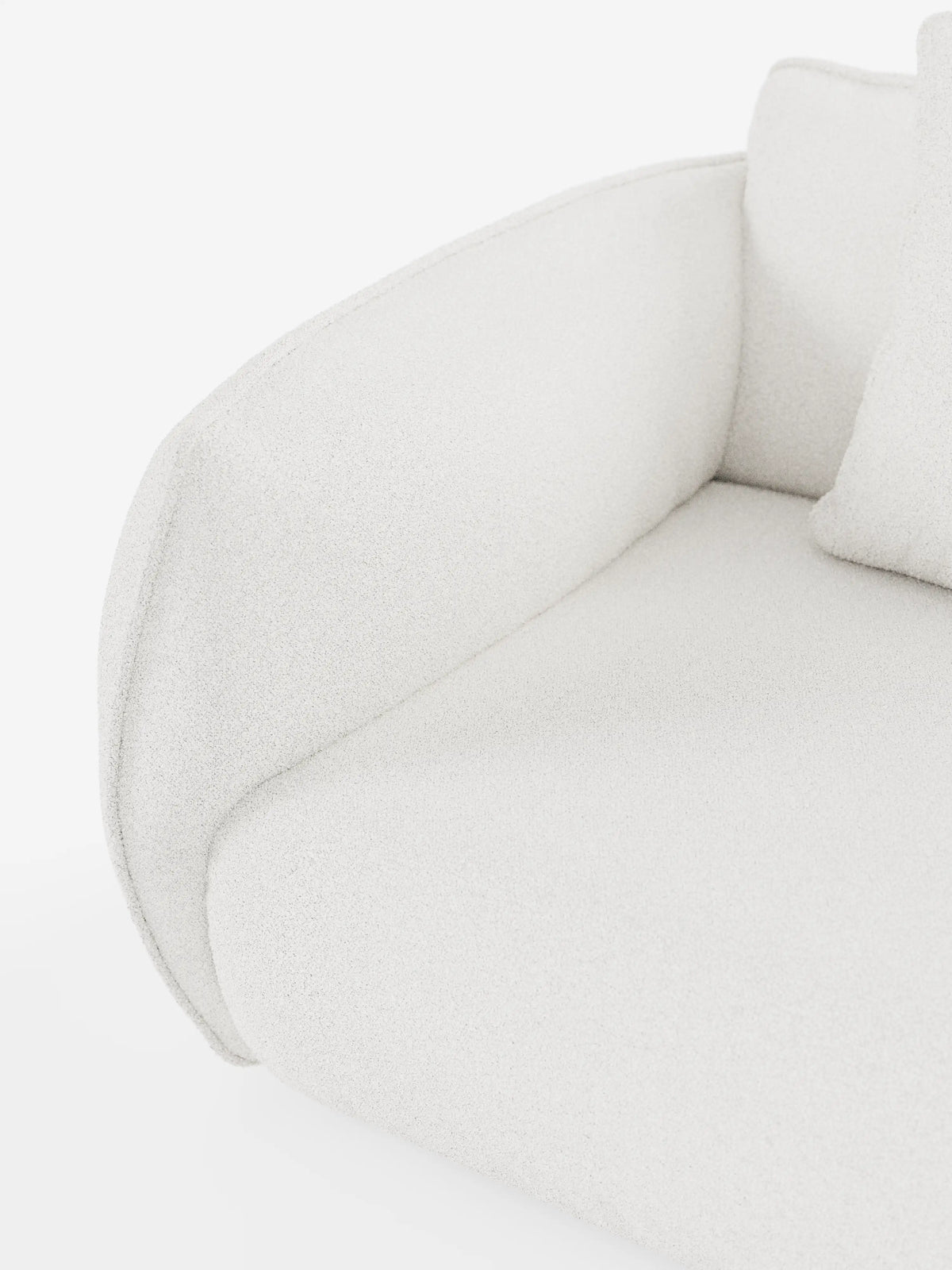Primo piano del divano modulare a 3 posti Nimbus di Divani.Store, realizzato in morbido tessuto smacchiabile effetto cotone T33, con particolare attenzione al moderno tessuto bianco testurizzato e una vista dettagliata del bracciolo sinistro, del cuscino di seduta e di una parte del cuscino dello schienale. L’immagine mette in risalto il rivestimento soffice e lussuoso del divano e le sue linee semplici e pulite su uno sfondo bianco a tinta unita.