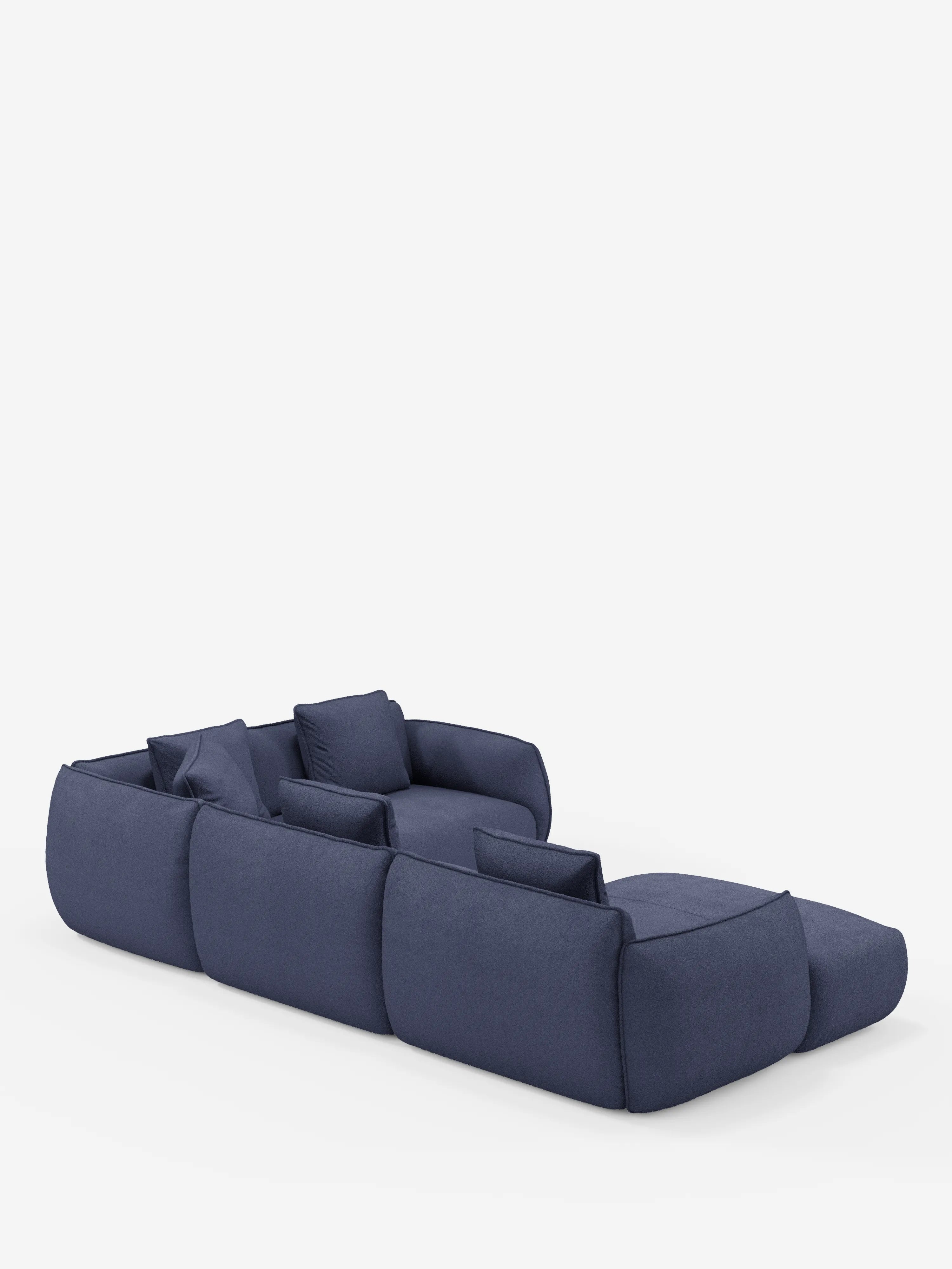 Un divano modulare moderno e dal profilo slanciato, di colore blu navy — il divano angolare panoramico componibile Nimbus con penisola e angolo in tessuto smacchiabile t33 di Divani.Store — presenta morbidi cuscini e una sezione chaise longue, il tutto su uno sfondo bianco a tinta unita. Caratterizzato da un design contemporaneo dalle linee morbide, con tre sezioni di seduta e tre cuscini coordinati, questo divano sfoderabile Made in Italy offre facilità di manutenzione ed eleganza duratura.