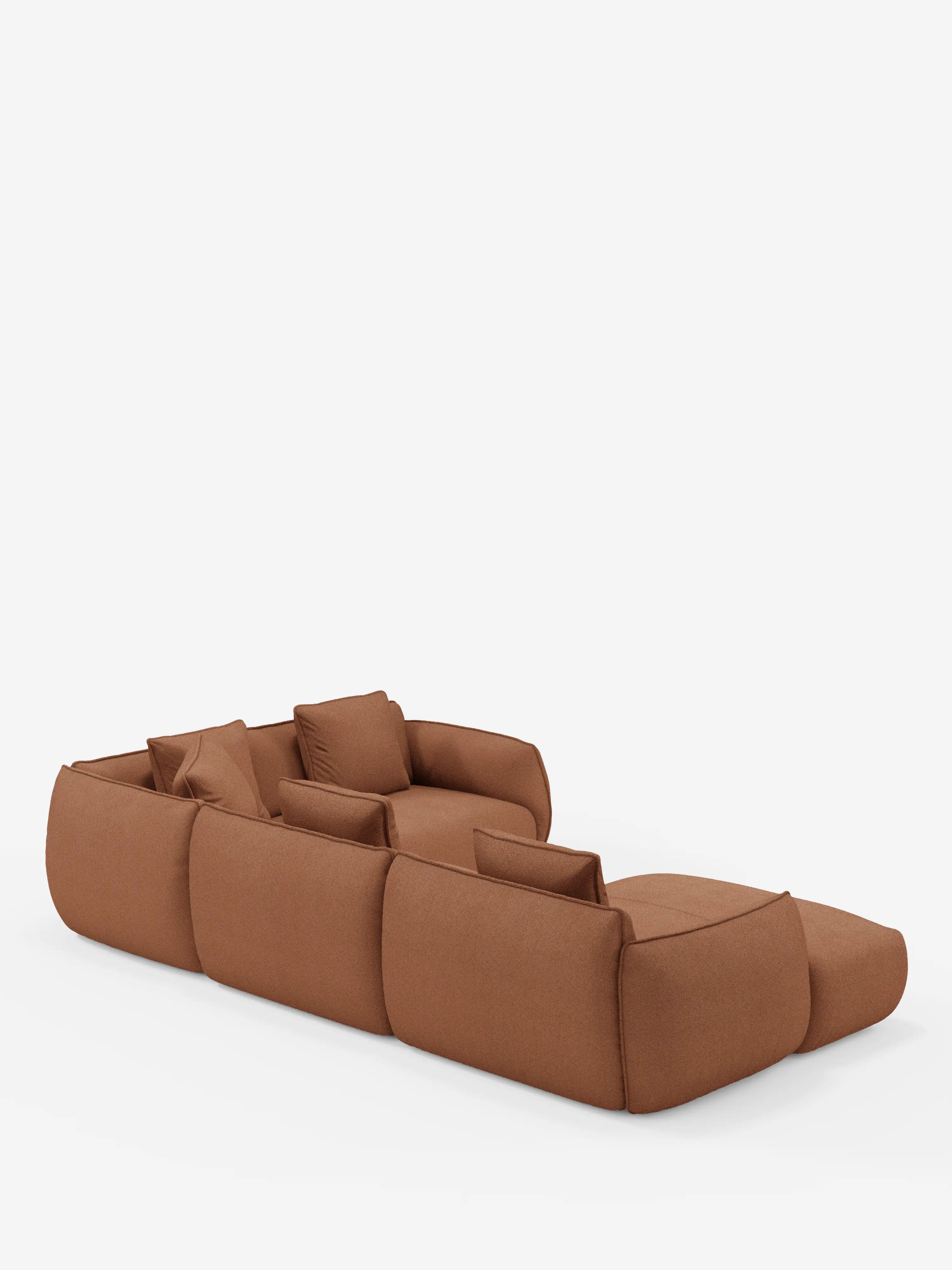 Un divano contemporaneo e modulare in tessuto marrone — il divano angolare panoramico componibile Nimbus con penisola e angolo in tessuto smacchiabile T33 di Divani.Store — presenta morbidi cuscini dalle forme arrotondate con schienali e braccioli integrati, disposti in una configurazione rilassata e dal profilo basso su uno sfondo bianco a tinta unita. La composizione comprende quattro sezioni di seduta e quattro cuscini coordinati.