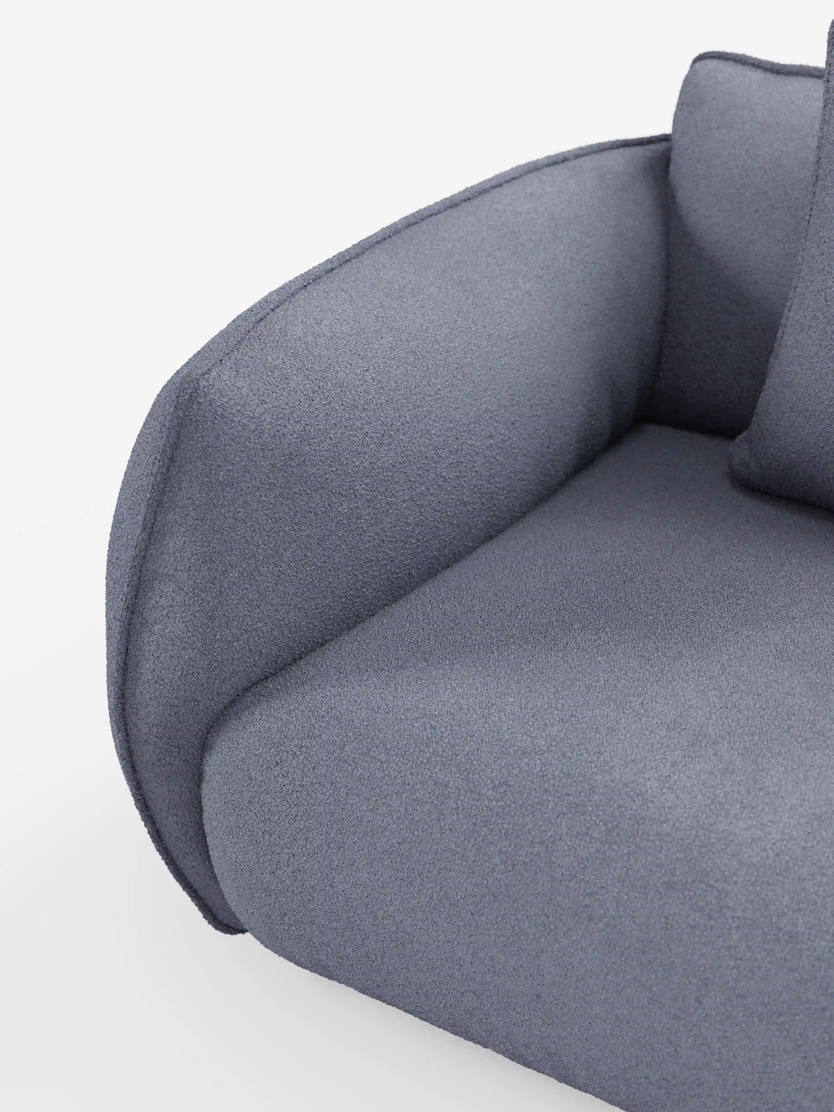 Primo piano del divano Nimbus a 3 posti, modulare e componibile, da 250 cm di Divani.Store, caratterizzato da un design angolare moderno con braccioli e schienale curvi, rivestiti in tessuto T33 effetto cotone grigio scuro, resistente alle macchie. La seduta e i braccioli, morbidi e spessi, presentano bordi puliti e arrotondati che risaltano sullo sfondo bianco.