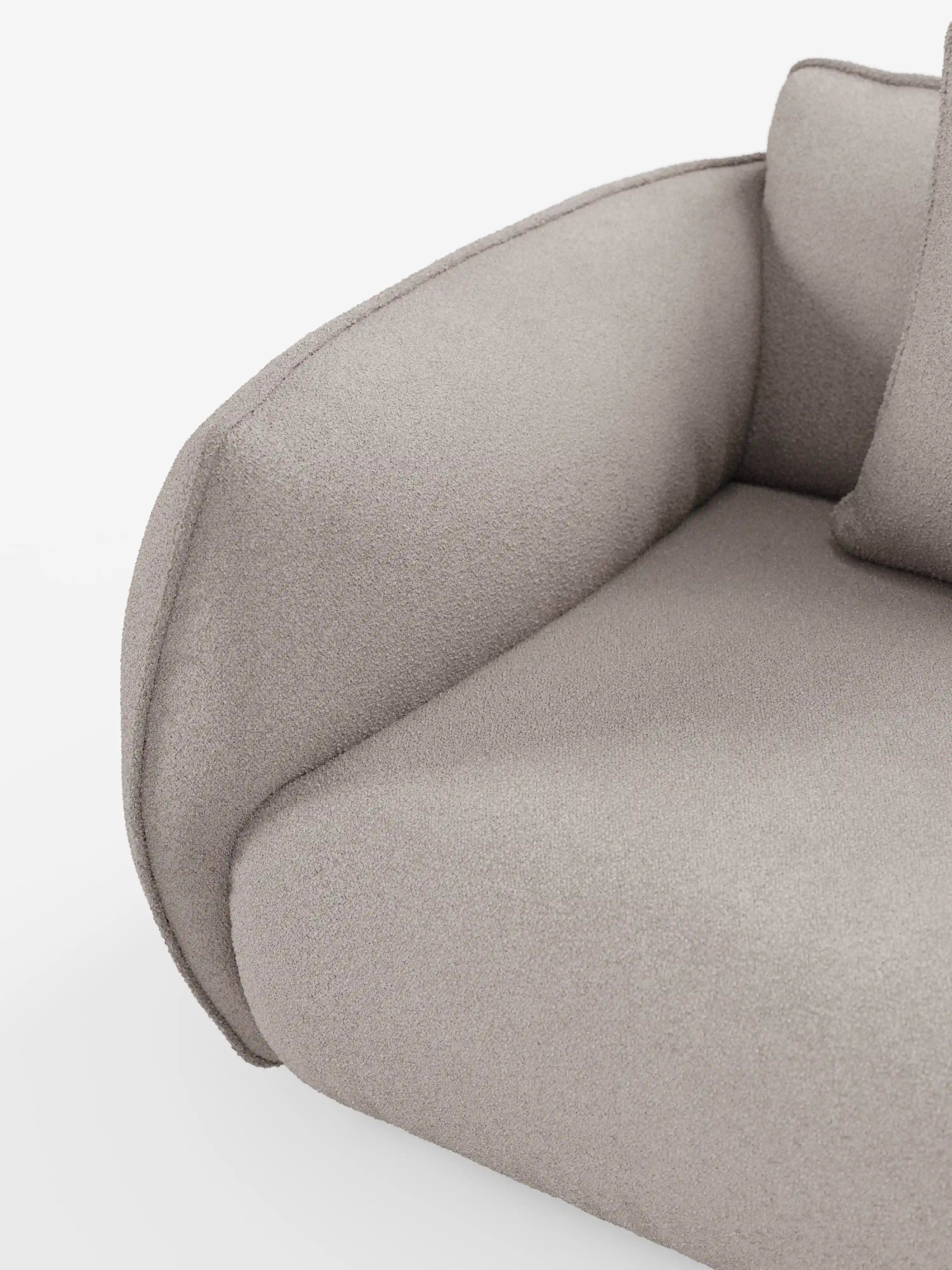 Primo piano del divano modulare e componibile Nimbus a 3 posti di Divani.Store, caratterizzato da un rivestimento grigio chiaro con effetto testurizzato in tessuto T33 lavabile con effetto cotone. L’immagine mette in risalto un bracciolo arrotondato, il cuscino della seduta e parte dello schienale — tutti caratterizzati da curve morbide e sinuose — che evocano l’eleganza di un divano modulare. Questo modello, largo 250 cm, è posizionato su una superficie bianca su uno sfondo bianco a tinta unita.