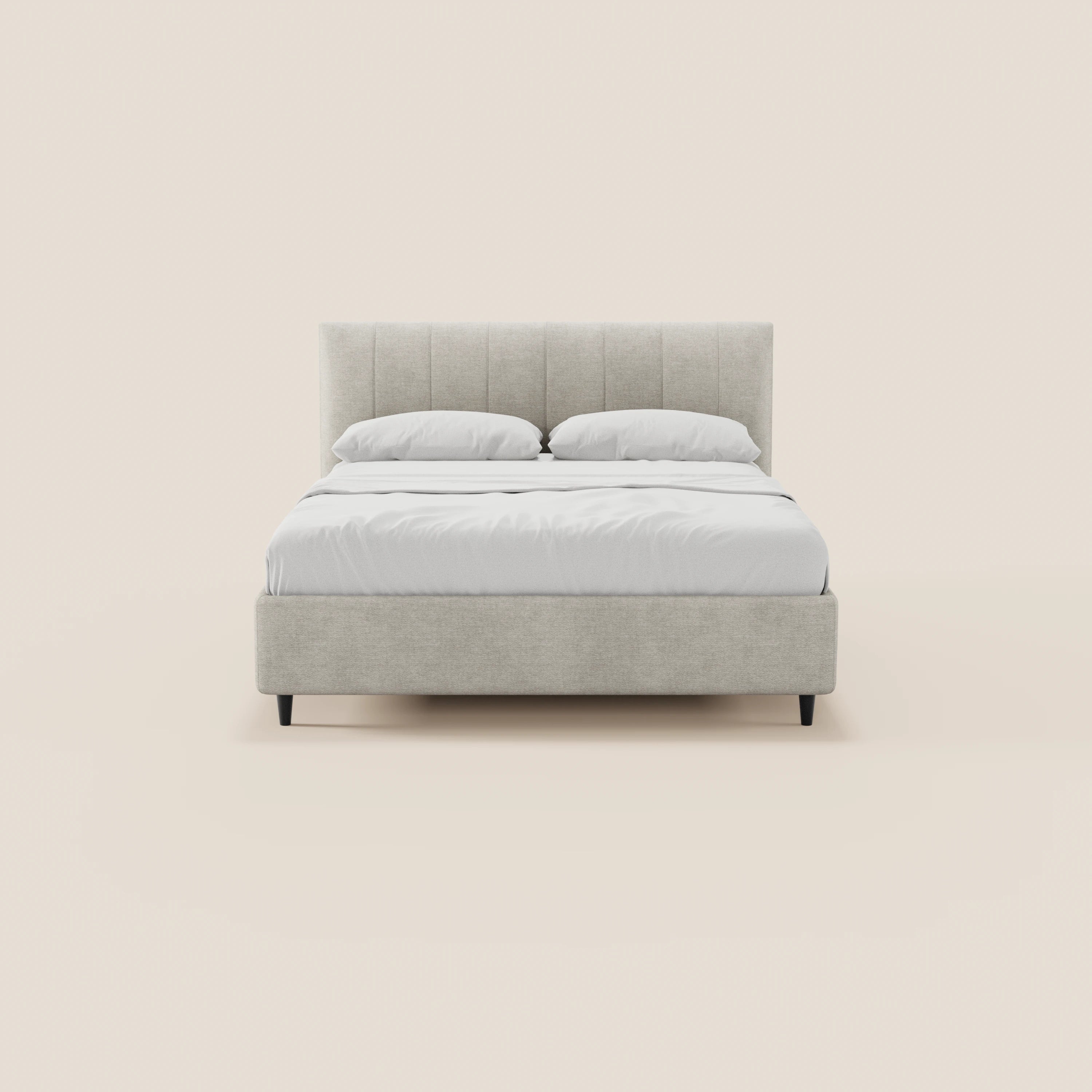 Il letto imbottito ONYX con contenitore di Letti.store presenta una testiera alta e verticale color beige in tessuto Oeko-Tex®, sottili gambe nere, biancheria da letto bianca e due cuscini bianchi, il tutto in uno stile minimalista su uno sfondo chiaro.