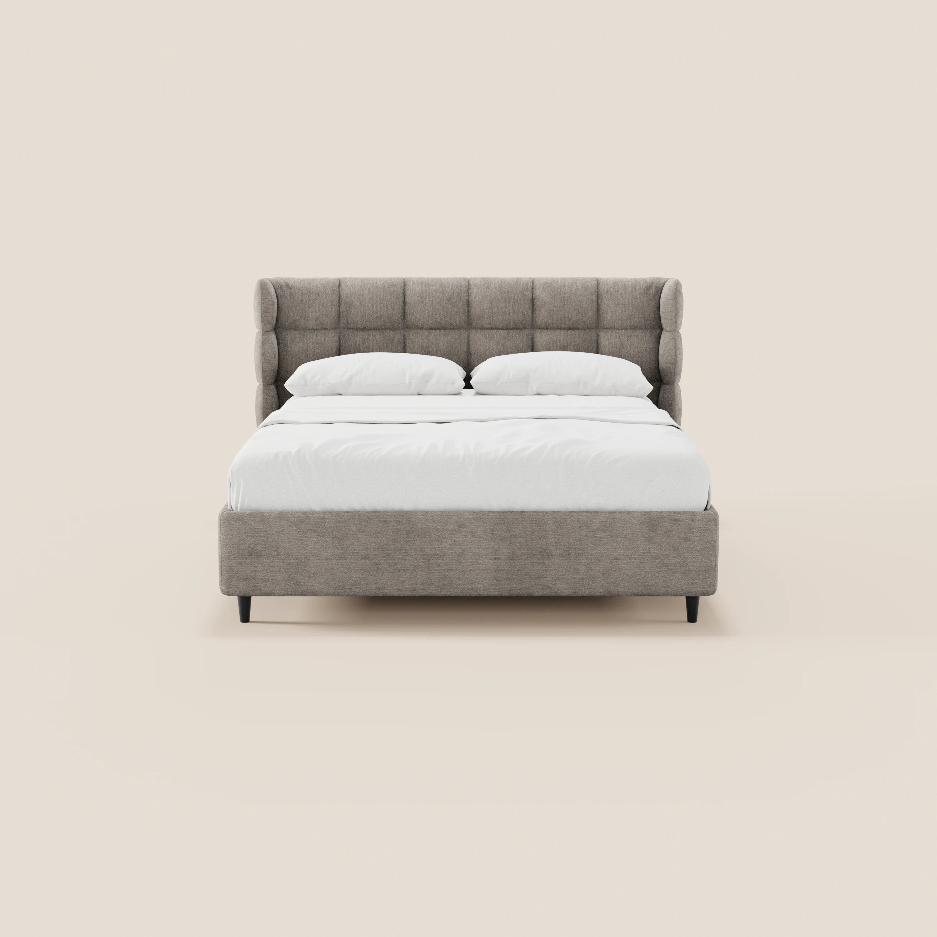 Il letto imbottito RAGNAR di Letti.store è dotato di un vano contenitore, un elegante tessuto Oeko-Tex®, una testiera capitonné avvolgente, un rivestimento grigio chiaro, biancheria da letto e cuscini bianchi, e poggia su corte gambe nere su uno sfondo beige.