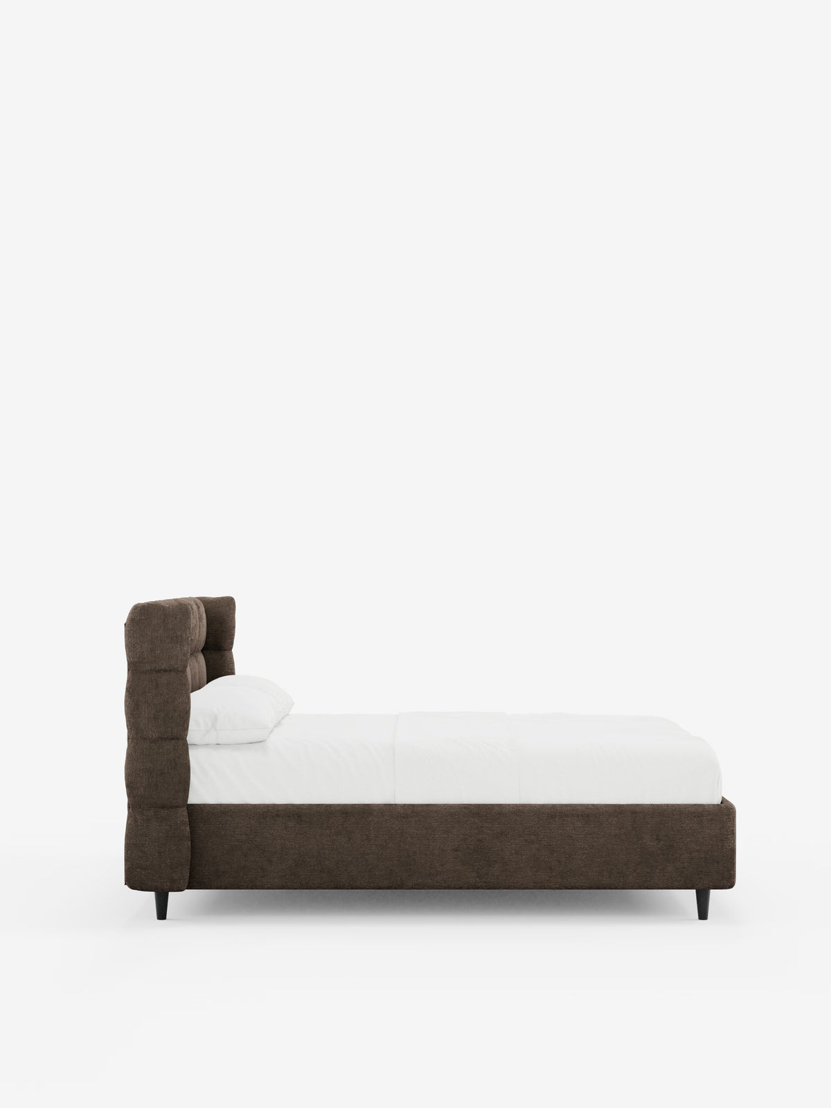 Vista laterale del letto imbottito RAGNAR con contenitore e testiera capitonné avvolgente di Letti.store, caratterizzato da un’elegante testiera e struttura imbottite di colore marrone, certificate Oeko-Tex®, biancheria da letto bianca con due cuscini e gambe corte nere, il tutto su uno sfondo bianco a tinta unita con ampio spazio negativo.