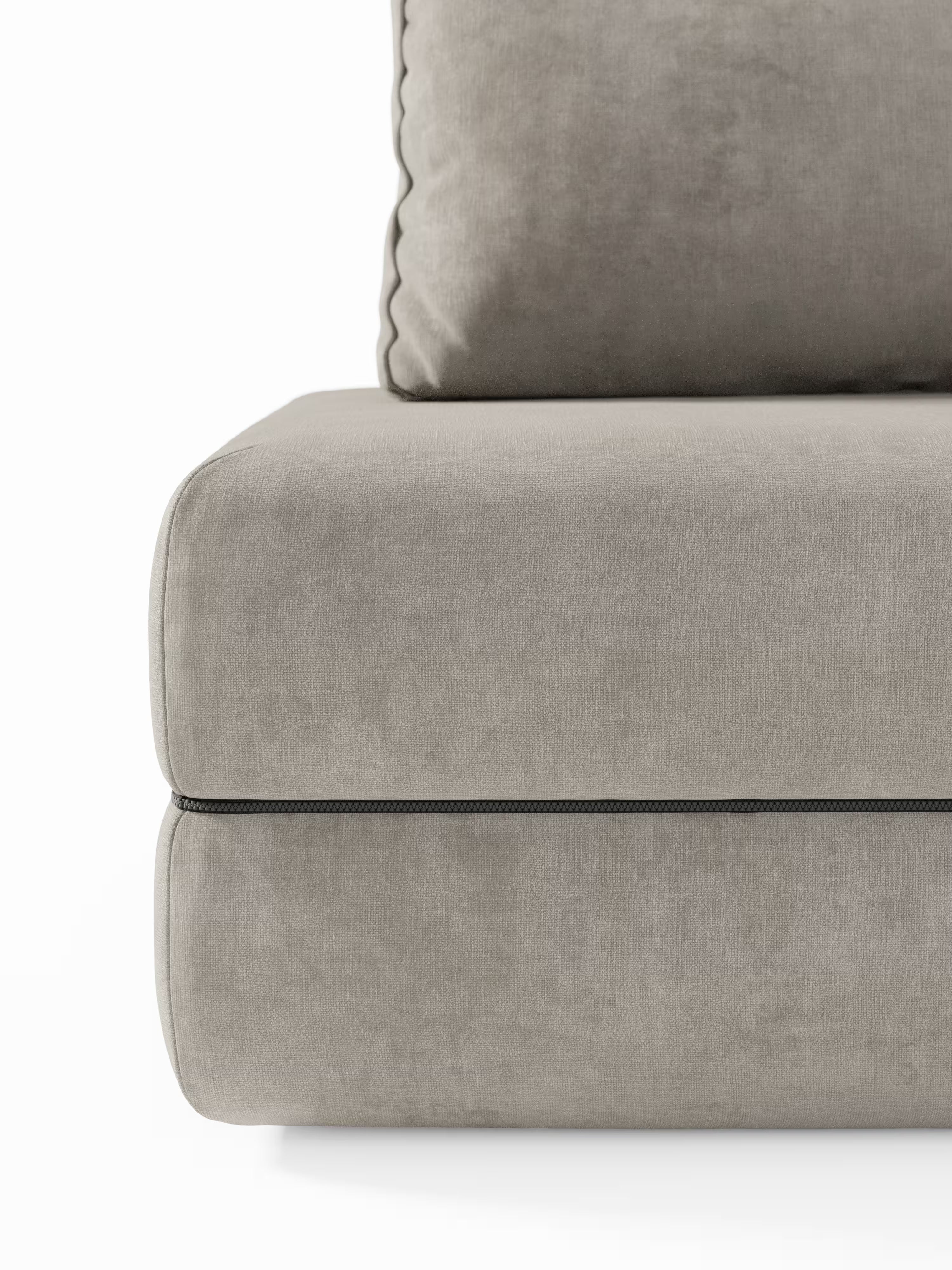 Primo piano del divano letto matrimoniale Rift a 2 e 3 posti di Divani.Store, qui presentato in un moderno rivestimento grigio chiaro dalle linee pulite. L'immagine mostra il cuscino della seduta, parte dello schienale e l'elegante bordino nero tra la seduta e la base. Dotato di schienali orientabili e di un materasso in memory foam alto 22 cm nella versione T31, questo divano letto contemporaneo offre sia un comfort eccezionale che un design elegante.